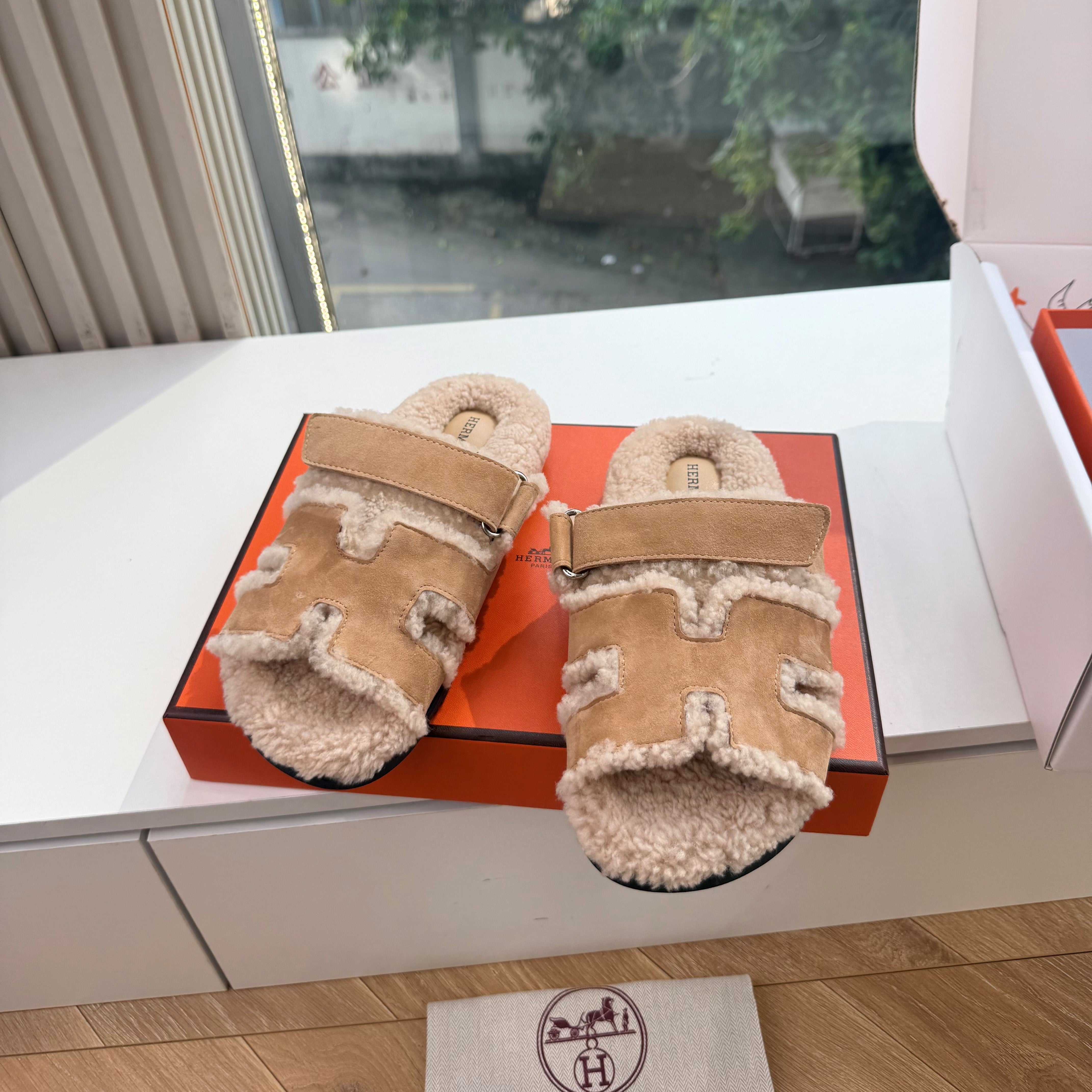 HM Chypre Sandals Naturel Écru Shearling Suede 967716