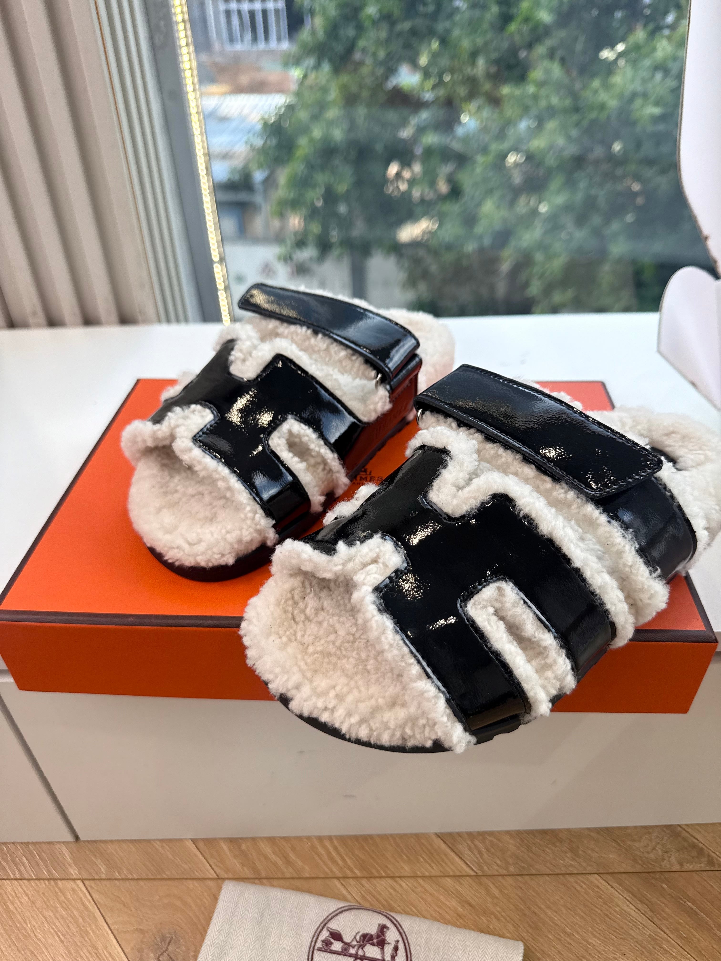 HM Chypre Sandals Black Shearling Patent Leather 967723