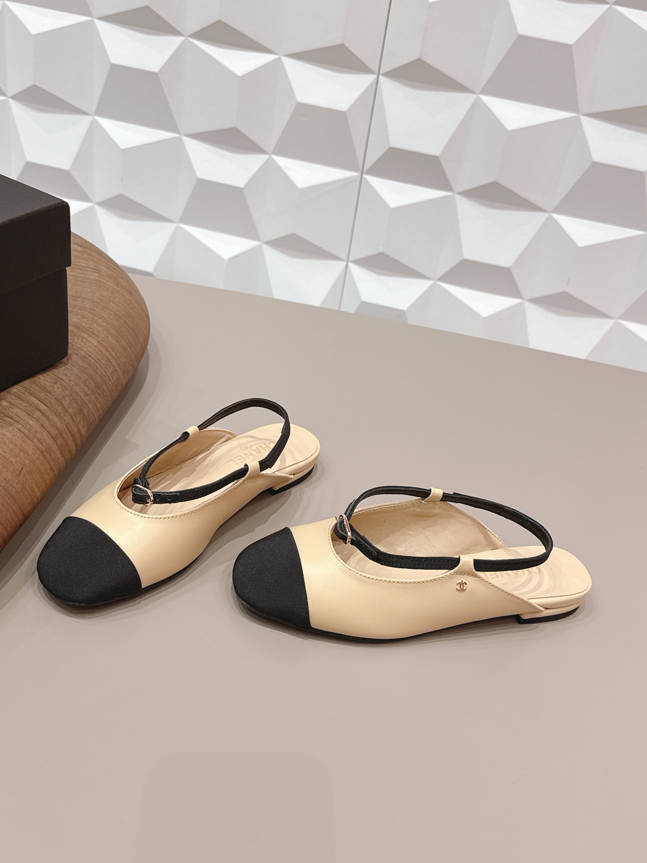 CC 26s Round-Toe Open-Back Flats Black Beige Fabric Leather 613255
