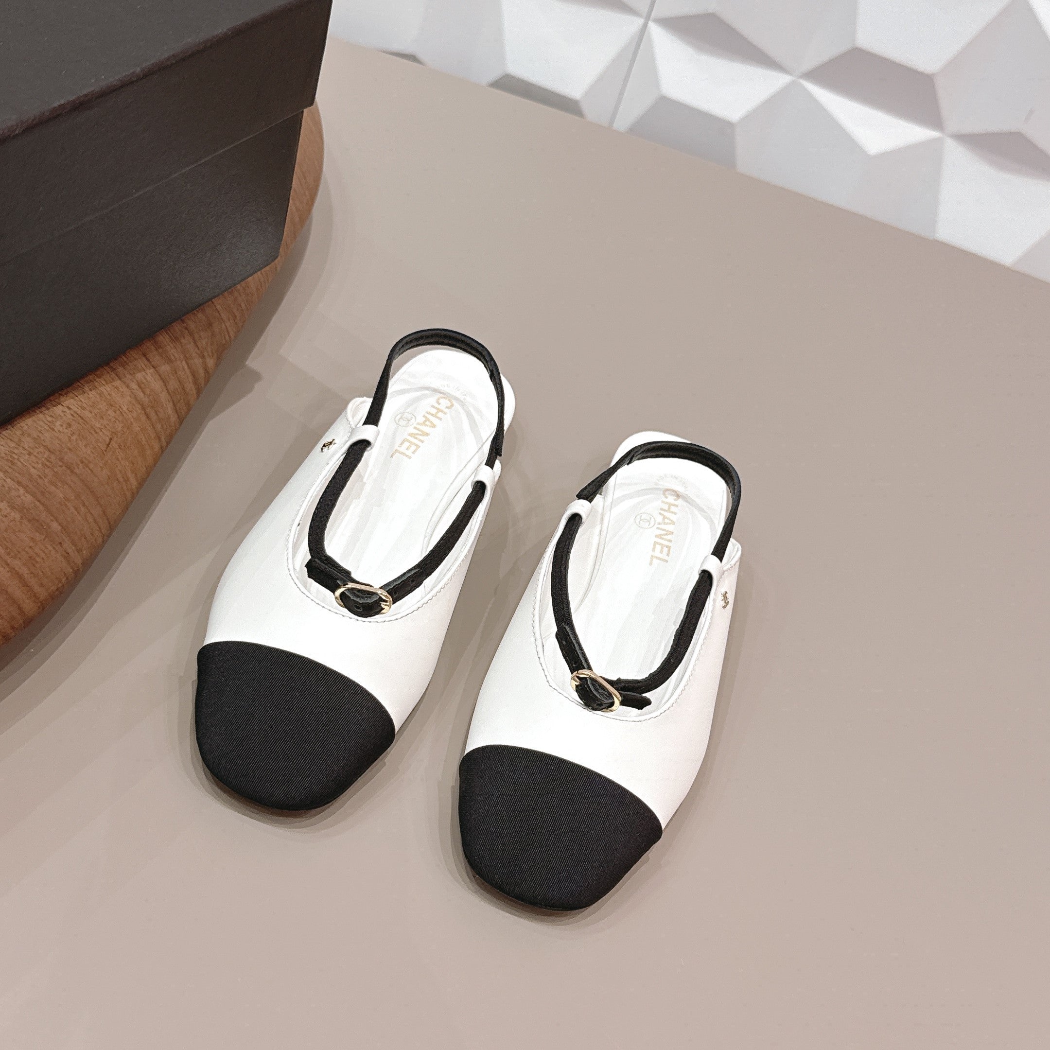 CC 26s Round-Toe Open-Back Flats Black White Fabric Leather 613257