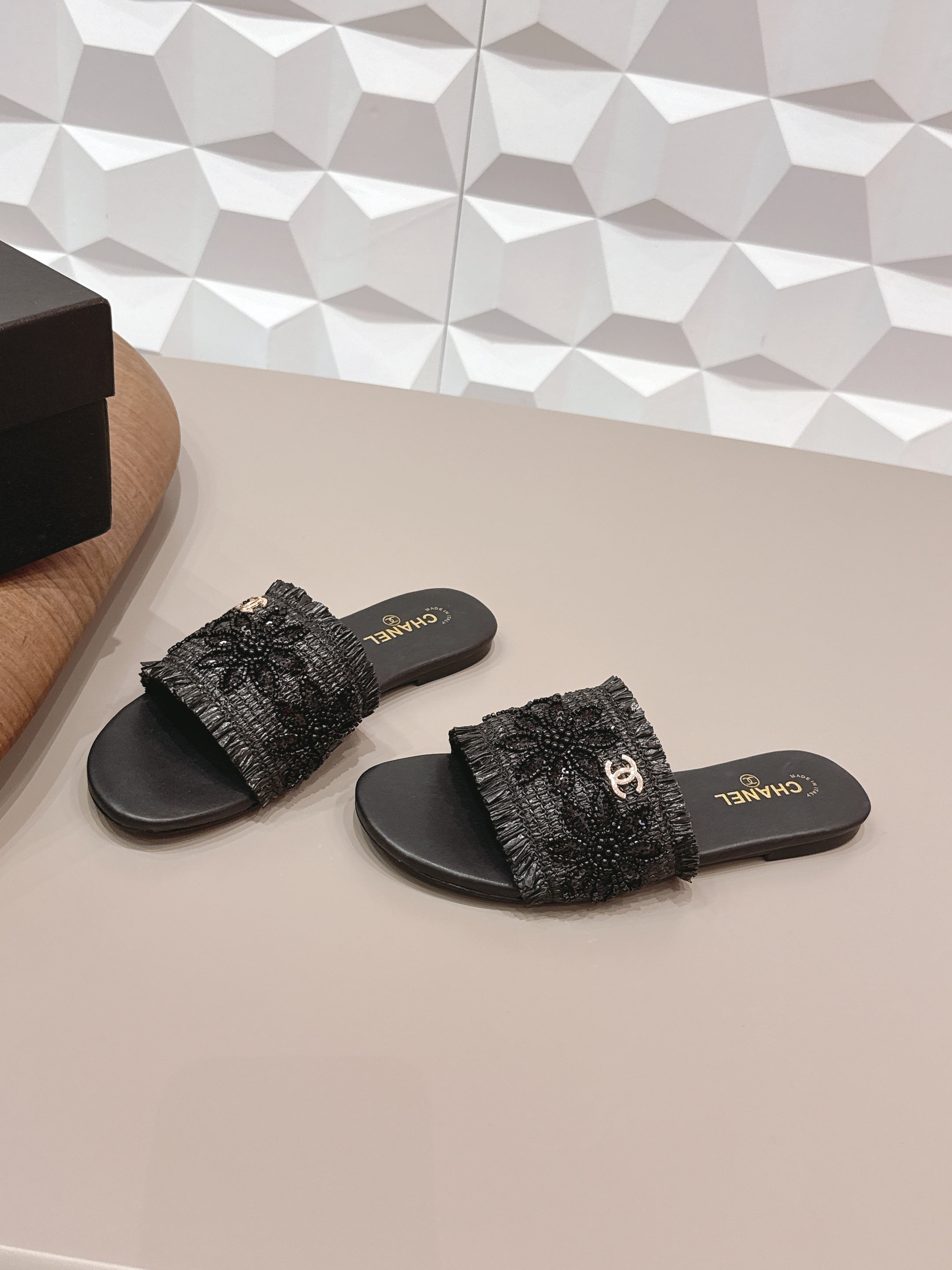 CC 26s Flat Sandals Black Straw Leather 613263