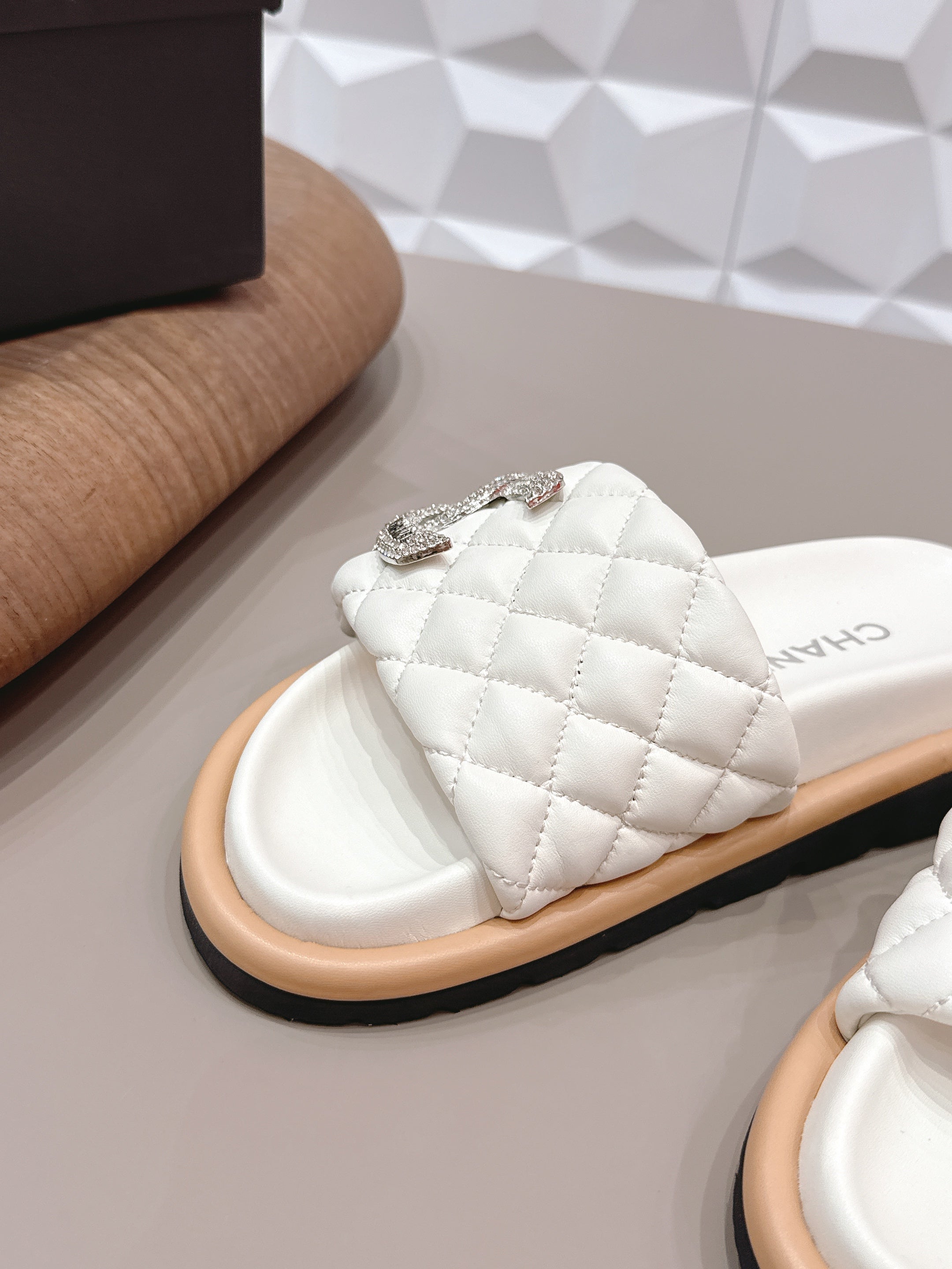 CC 26s Sandals Double C Buckle White Quilted Leather 613270