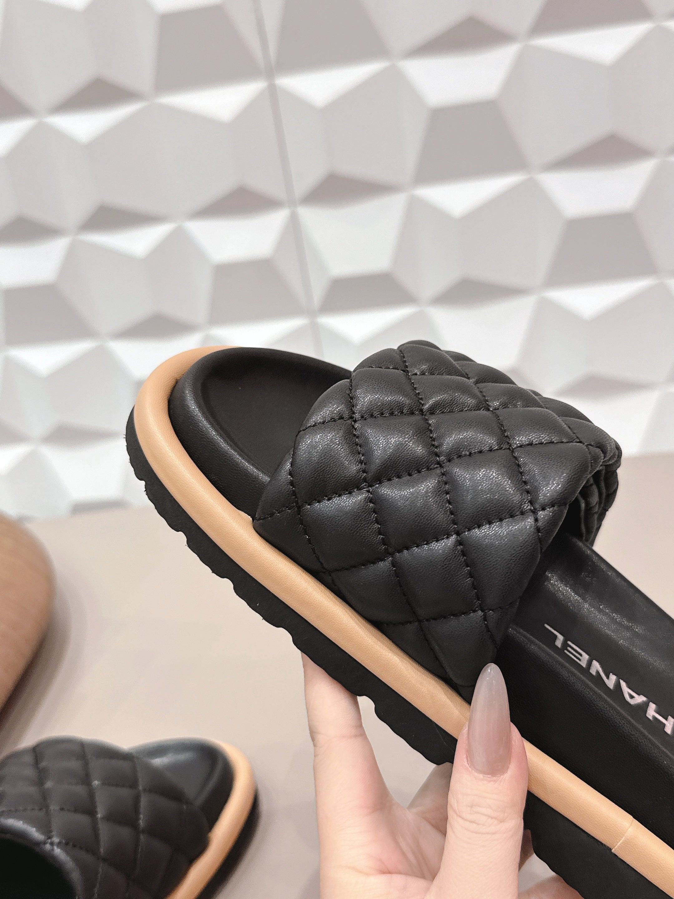 CC 26s Sandals Buckle Black Quilted Leather 613271