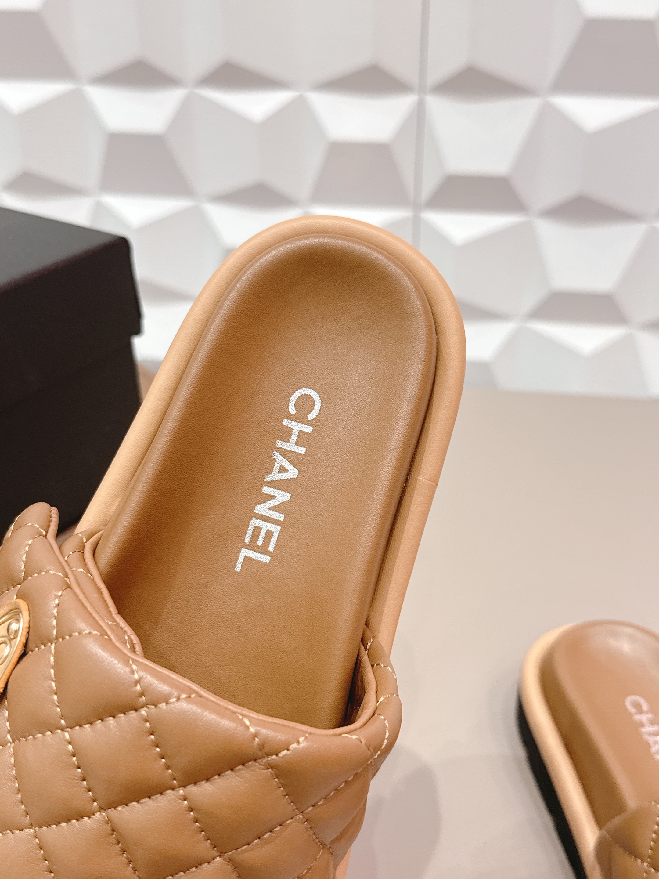 CC 26s Sandals Buckle Brown Quilted Leather 613273
