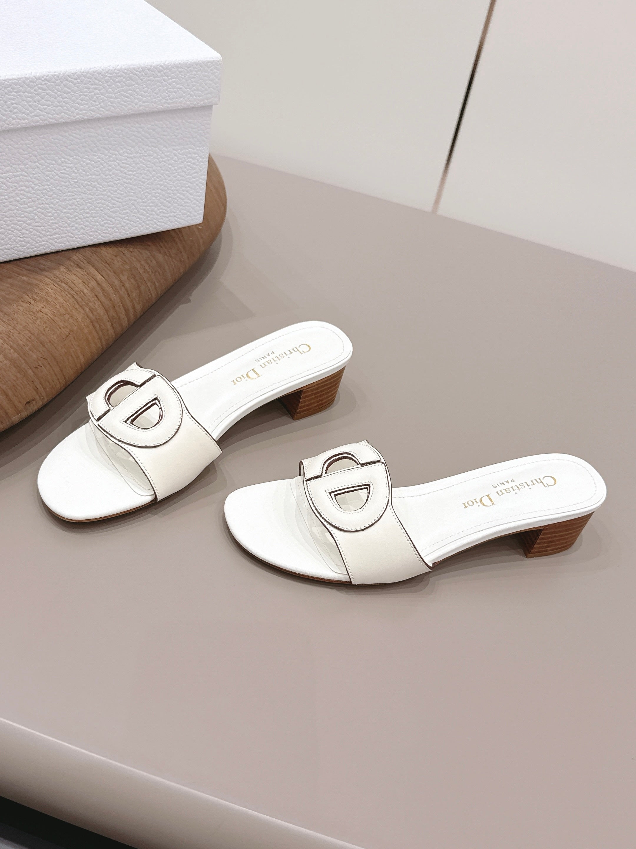 CD 26s Round-Toe Sandals 4.5cm White Calfskin 738236