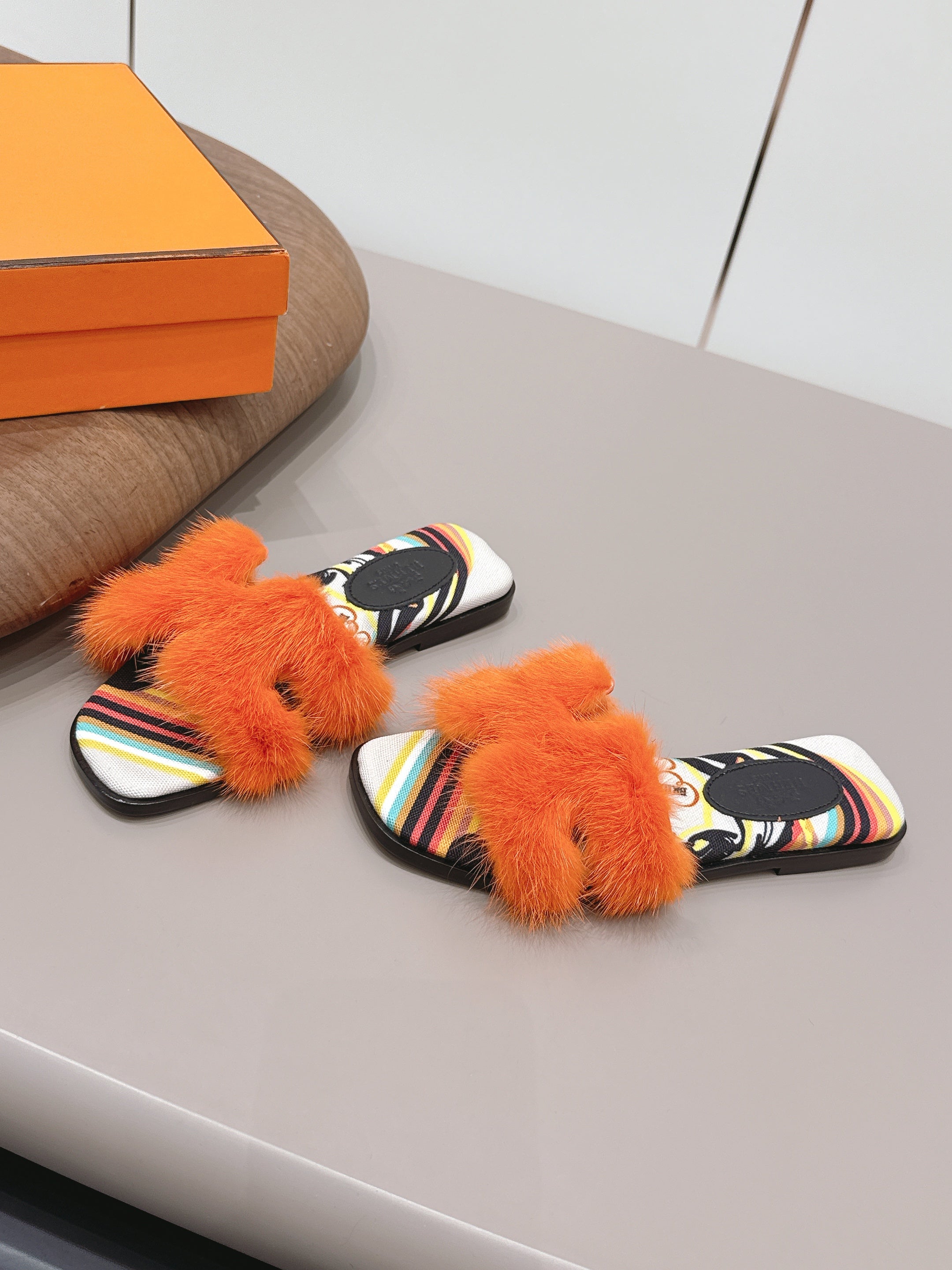 HM 25 Oran Orange Colorful Fur Canvas 738410