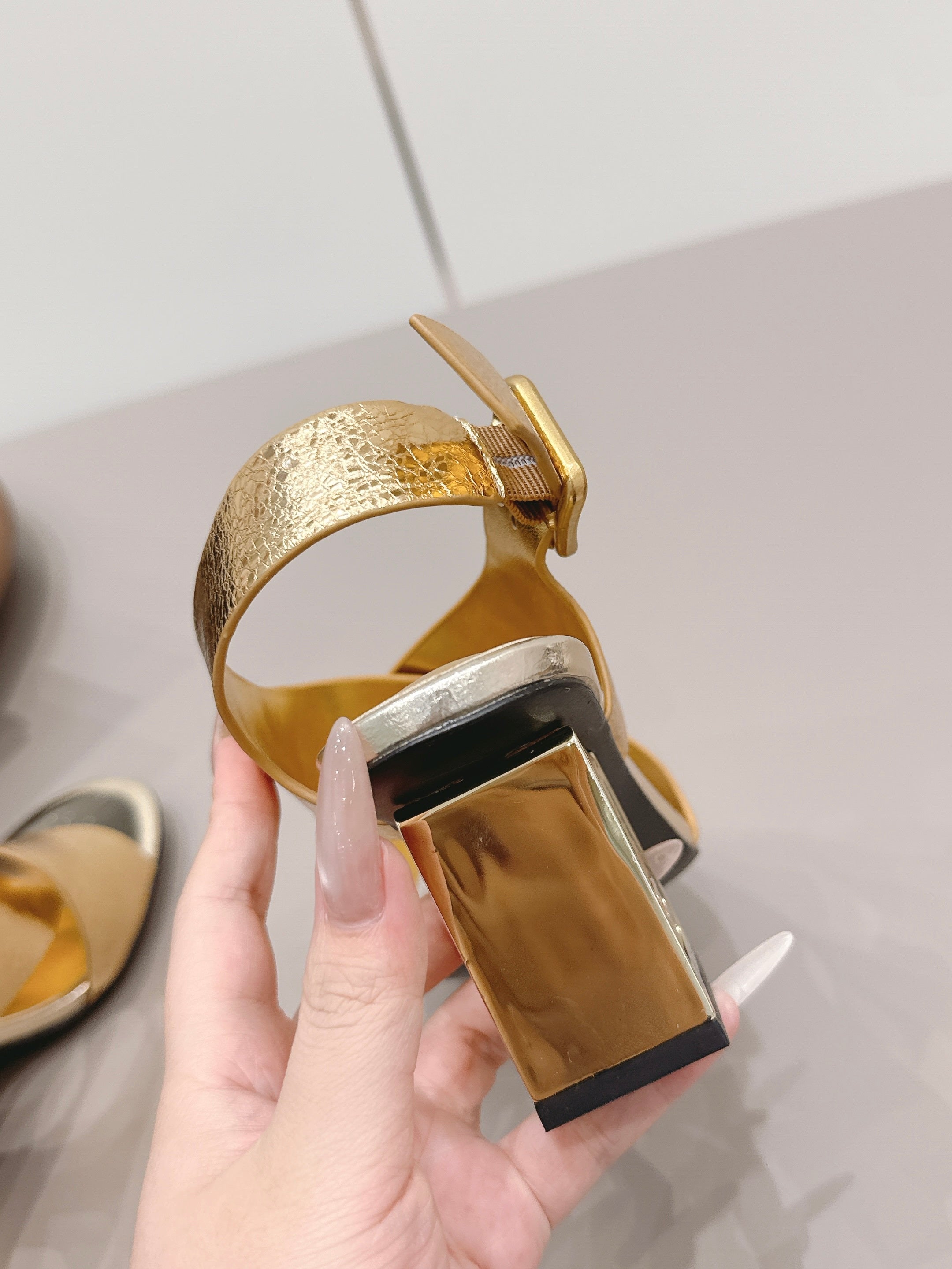 CC 26s Round-Toe Square-Heeled Sandals 7.5cm Gold Leather