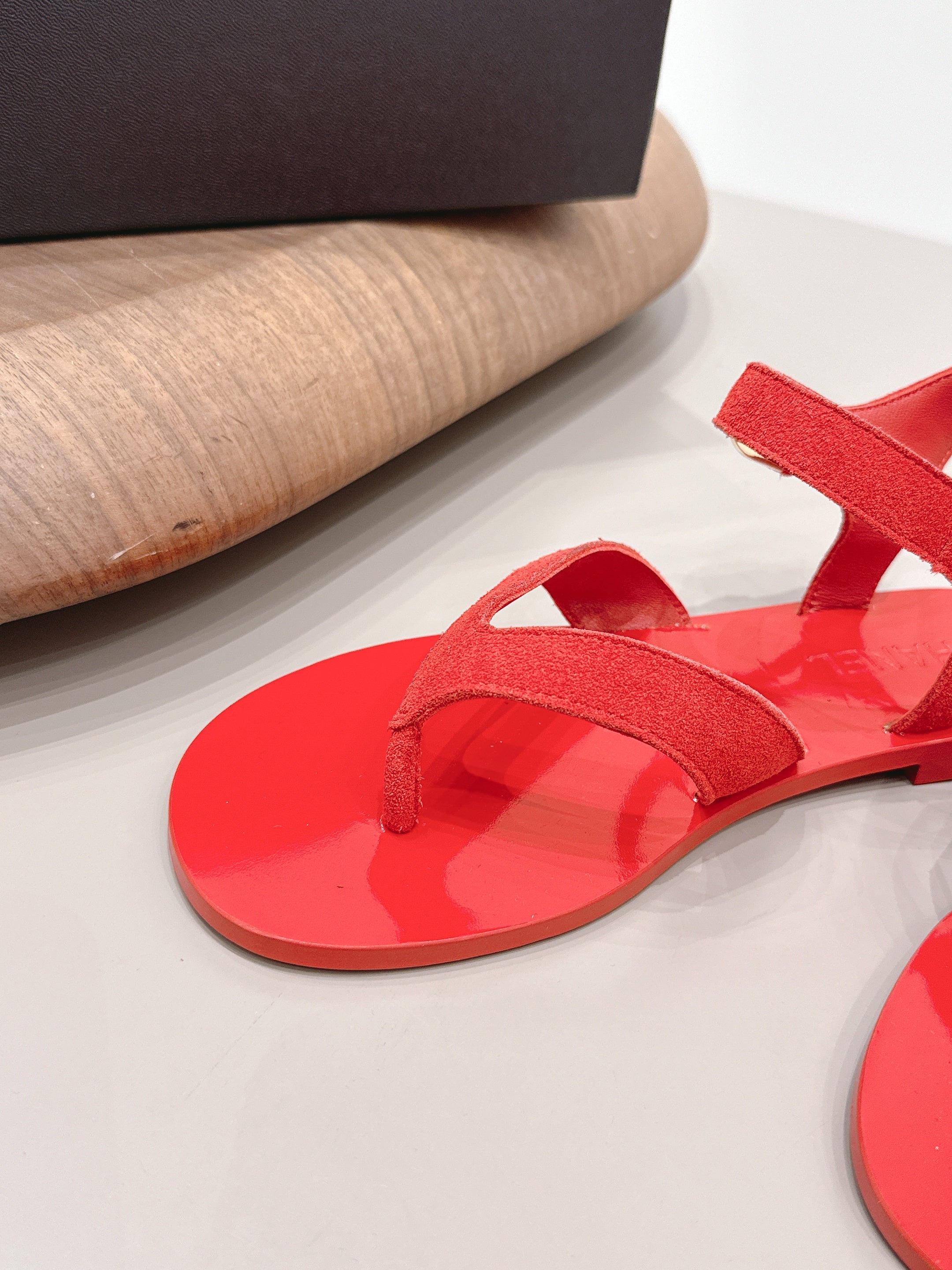 CC 26s Round-Toe Flip-Flops Red Suede 738036