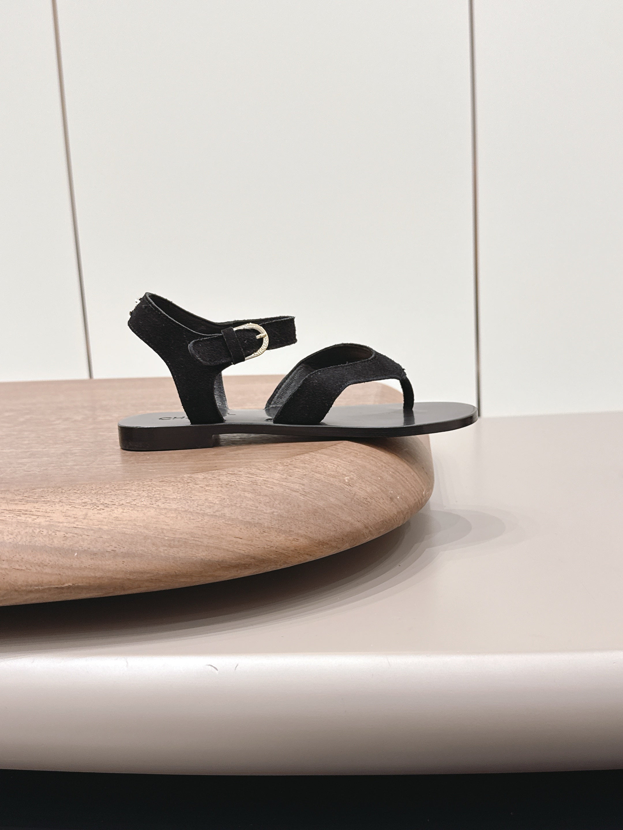 CC 26s Round-Toe Flip-Flops Black Suede 738035