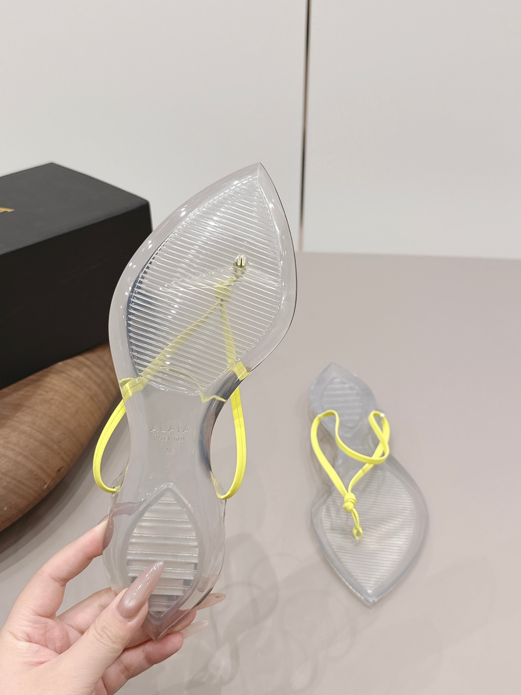 Alaïa Invisible Thong Mules Yellow Leather 738667