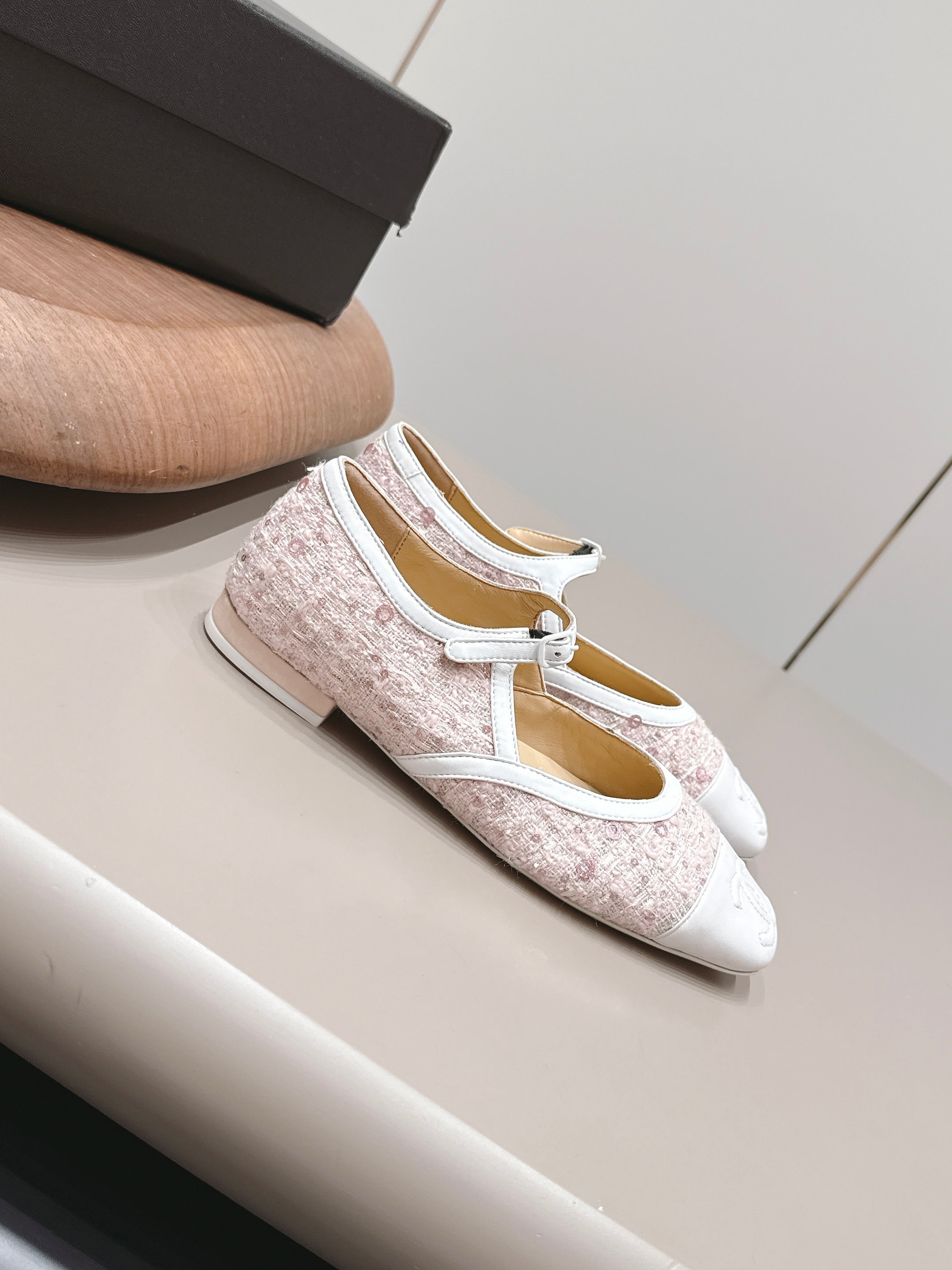 CC 26s Square-toe Ballet Flat White Orange Sheepskin 875988