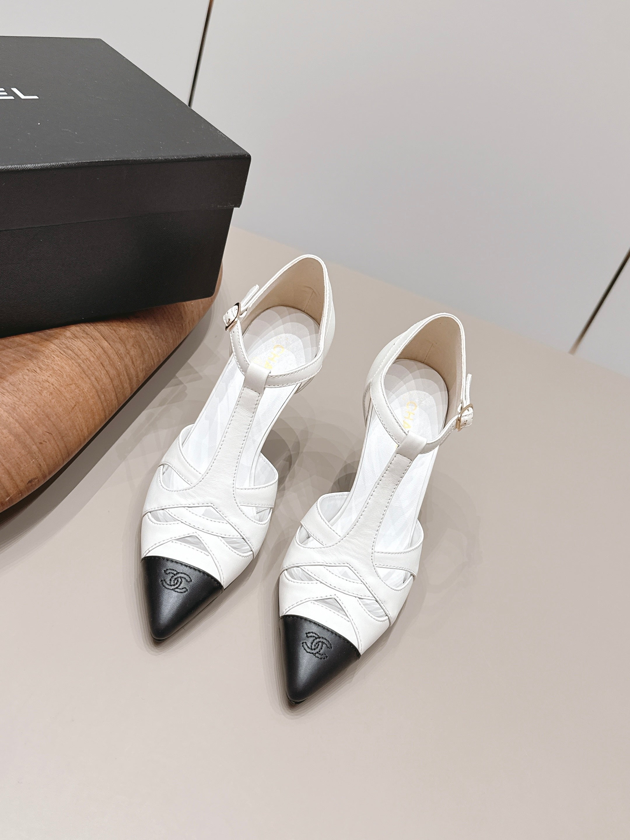 CC 26s Pointed-toe Slingback 9.5cm Black White Sheepskin 876257