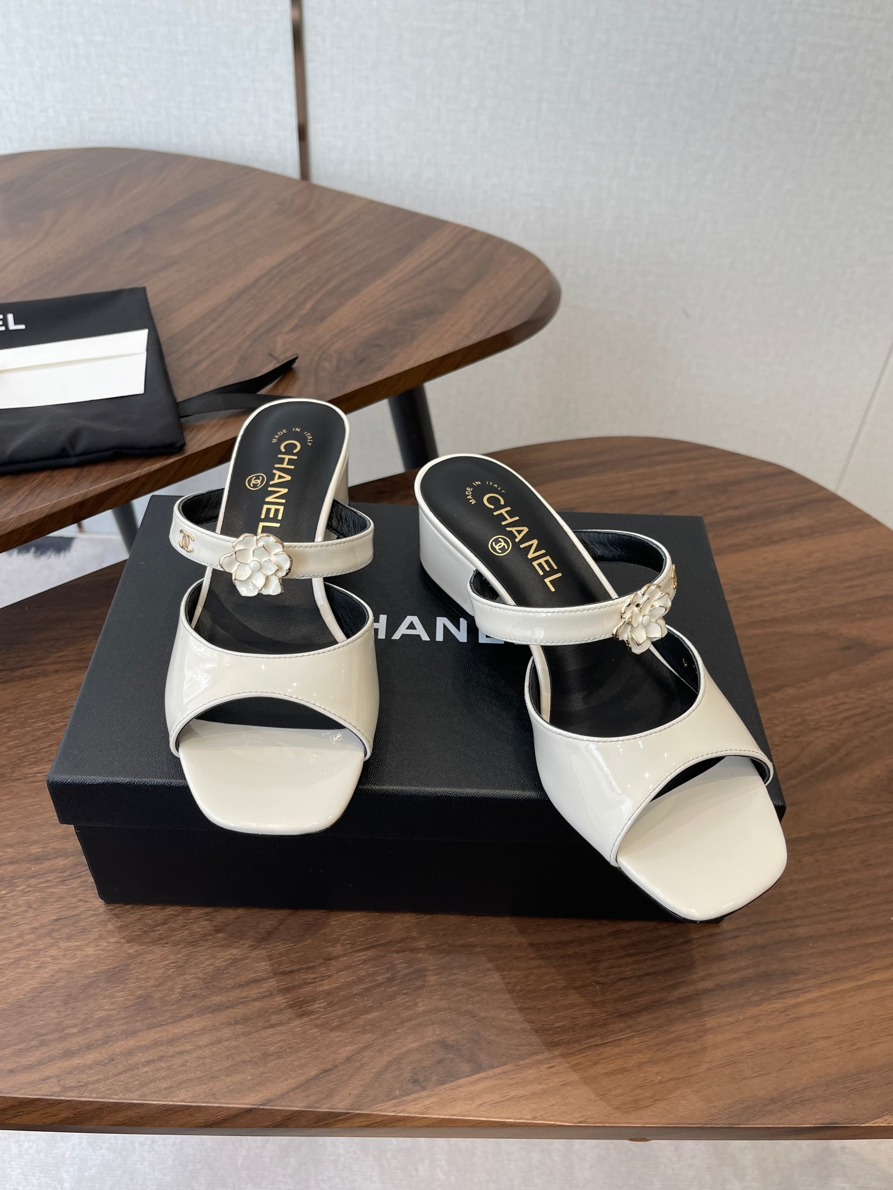 CC 26s Camellia Sandals 4.5cm White Patent Leather 624229