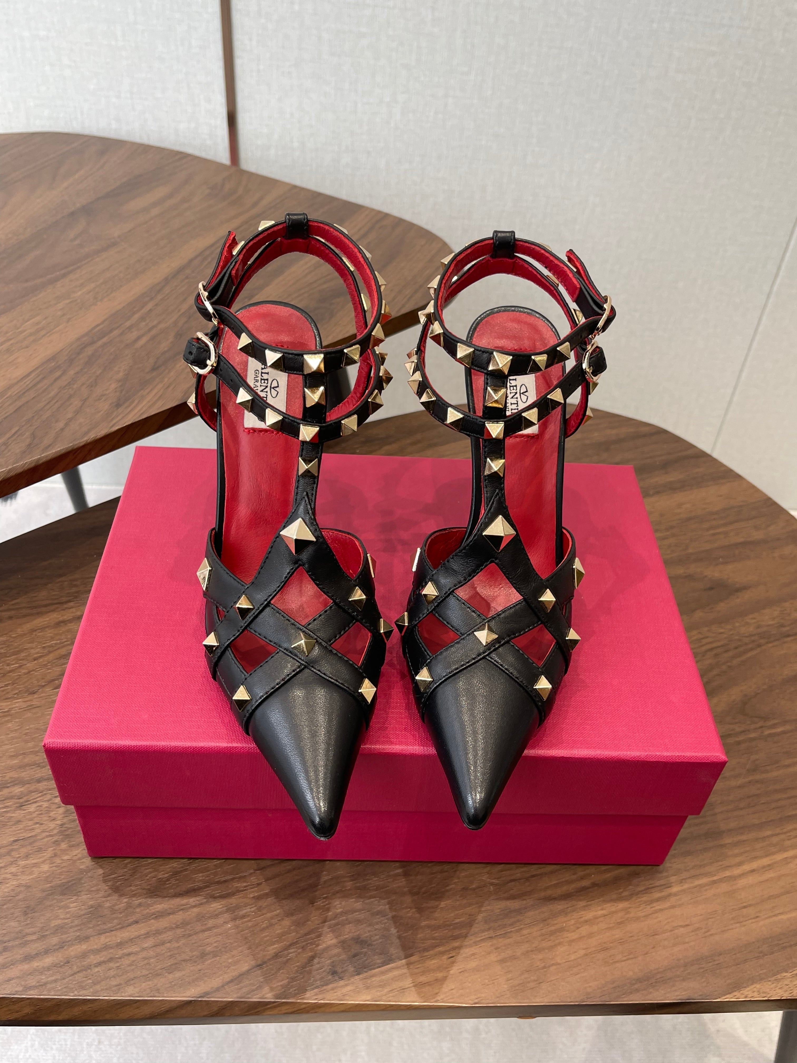 VT Studdy Pumps 95mm Black Red Leather 624357