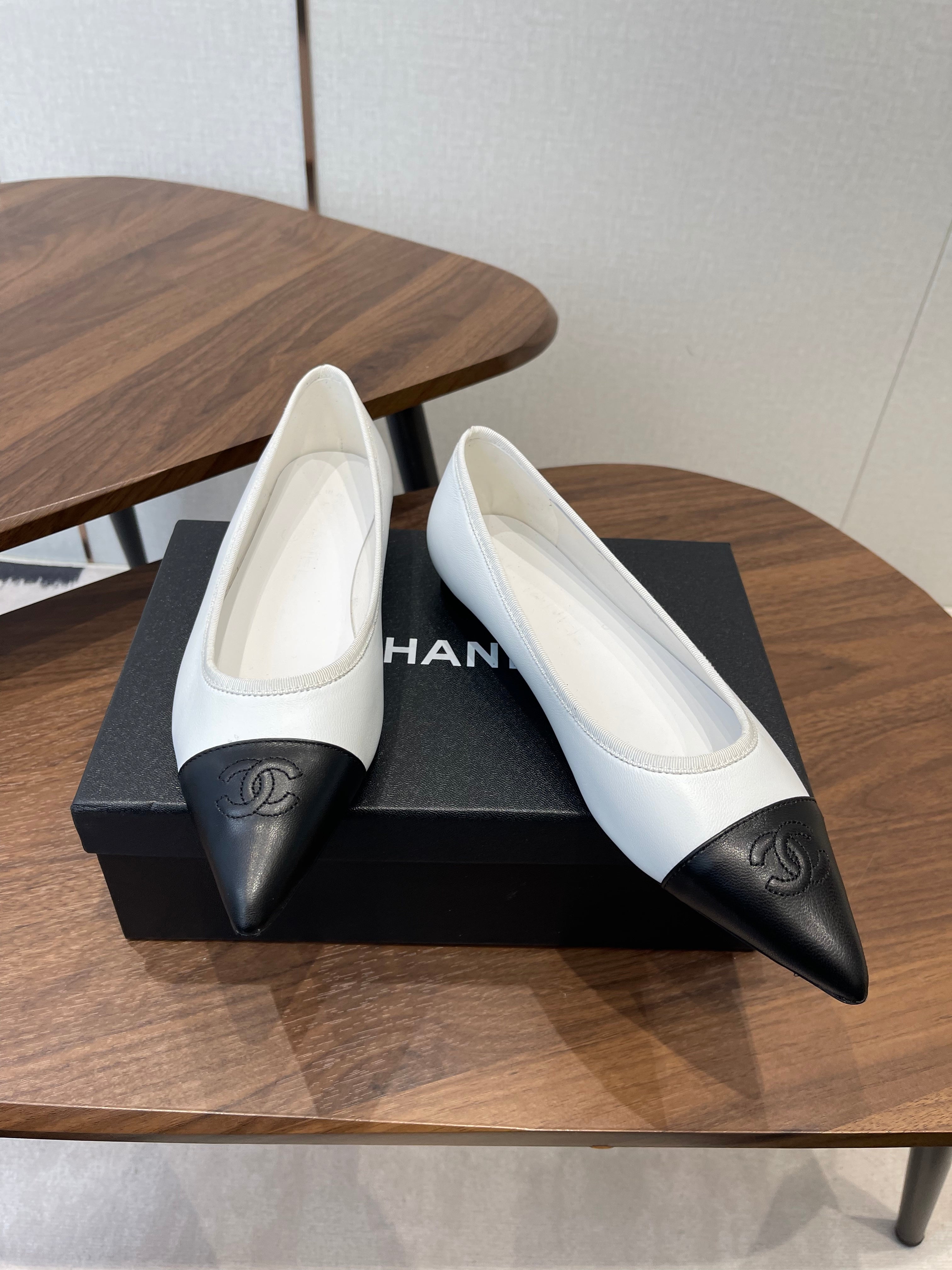 CC 26s Ballet Flats White Black Lambskin 624239