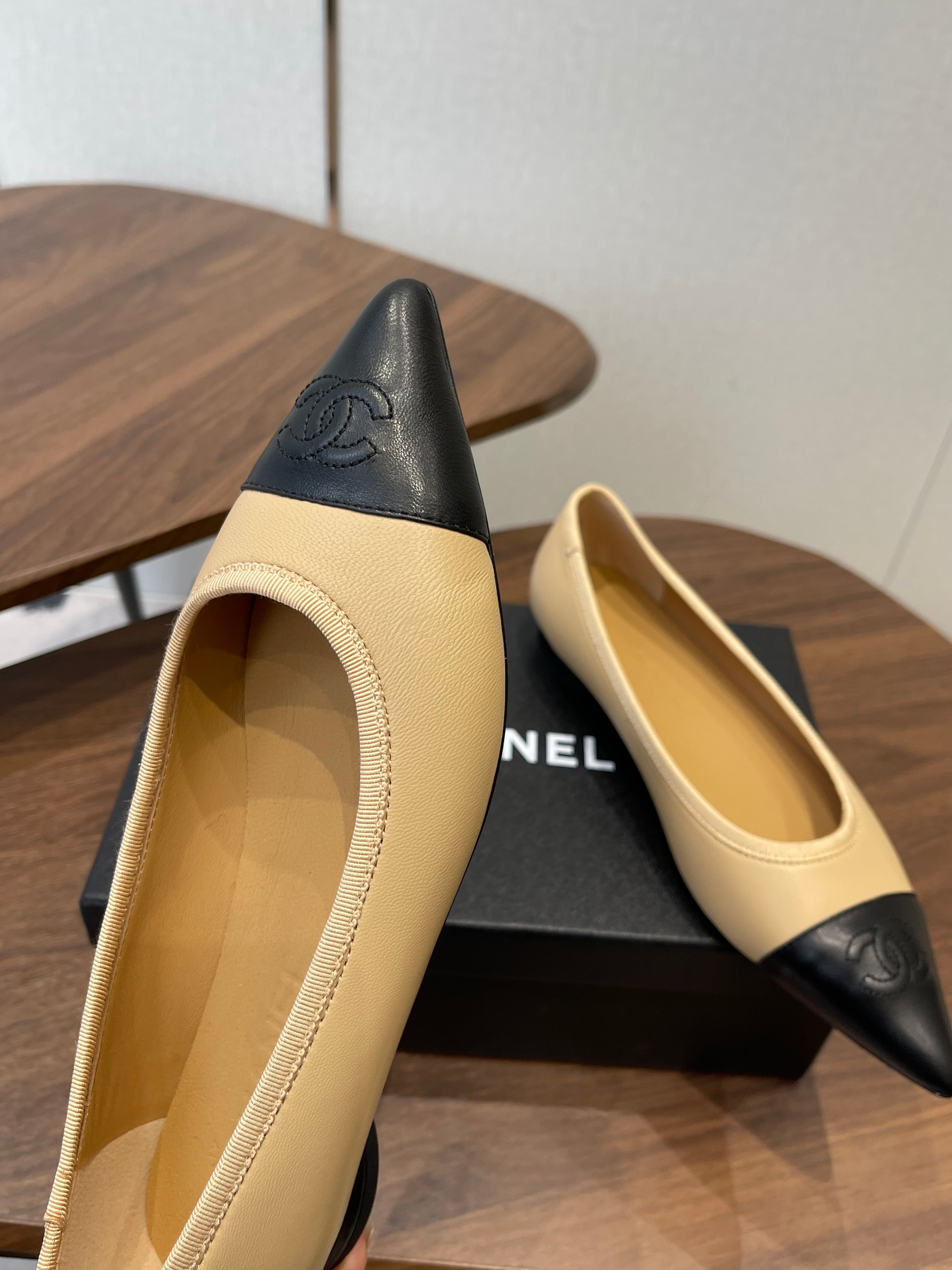 CC 26s Ballet Flats Beige Black Lambskin