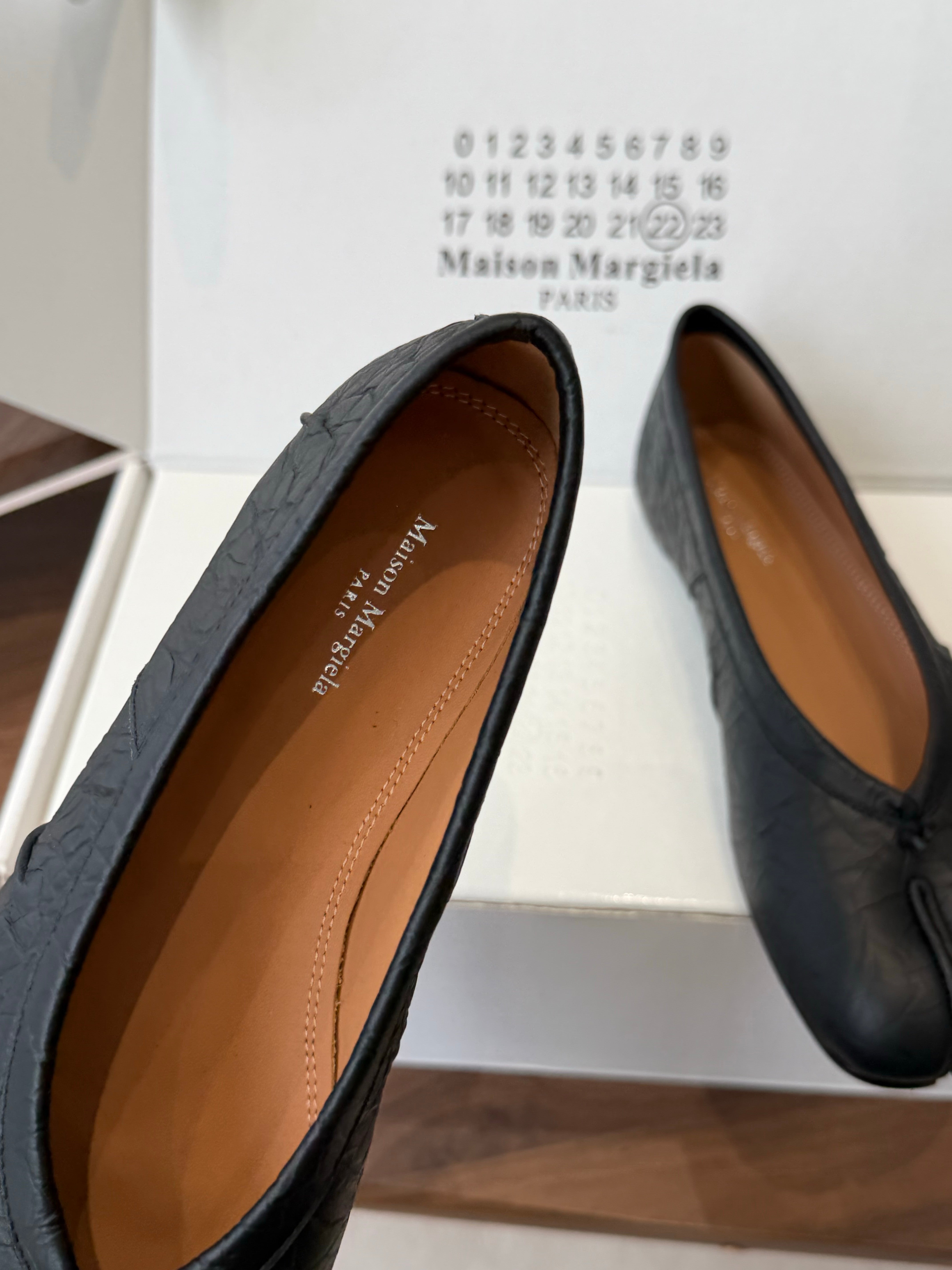 MM6 Split Toe Flat Heel Black Textured Leather 890029