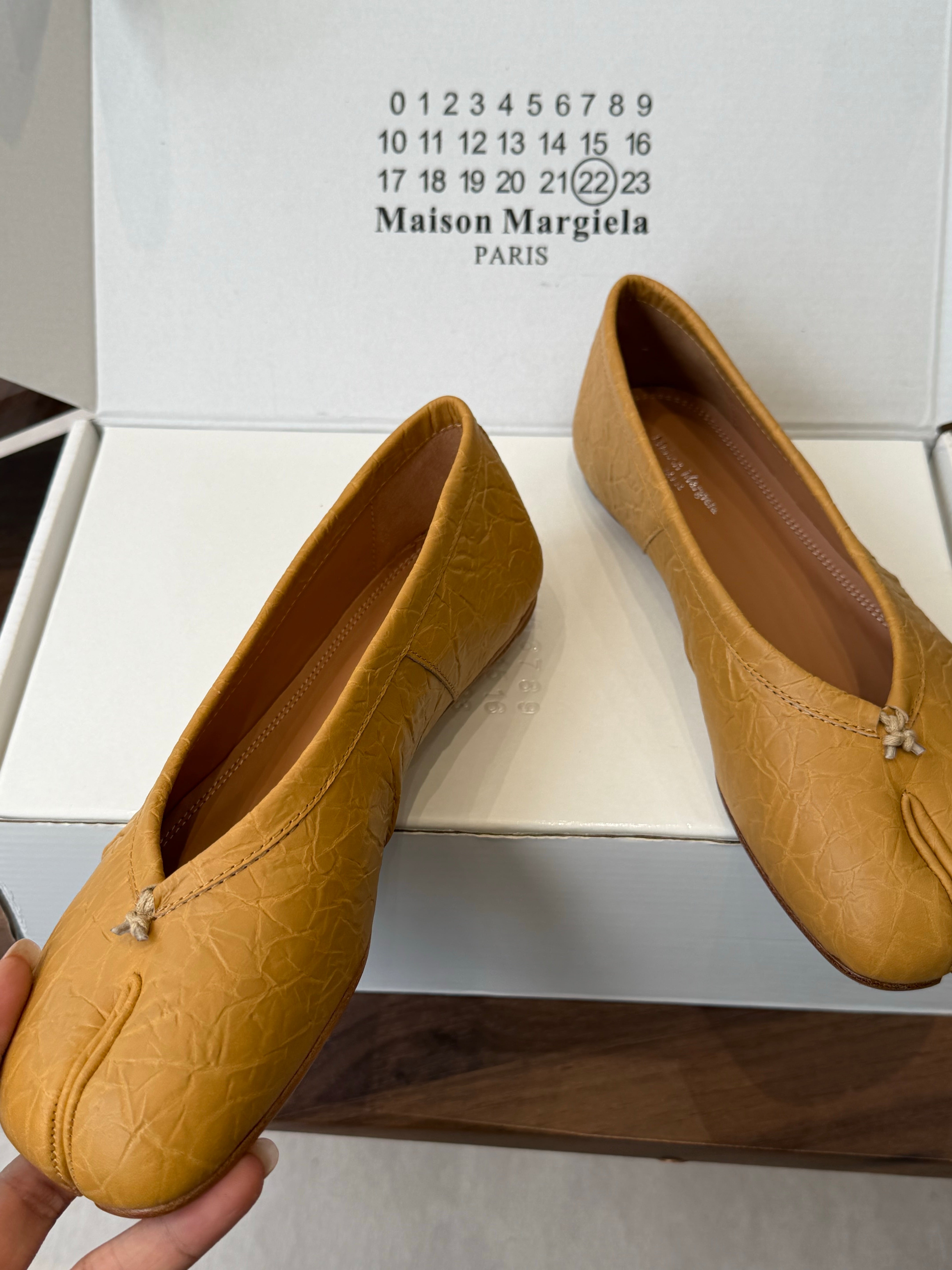 MM6 Split Toe Flat Heel Brown Textured Leather 890030