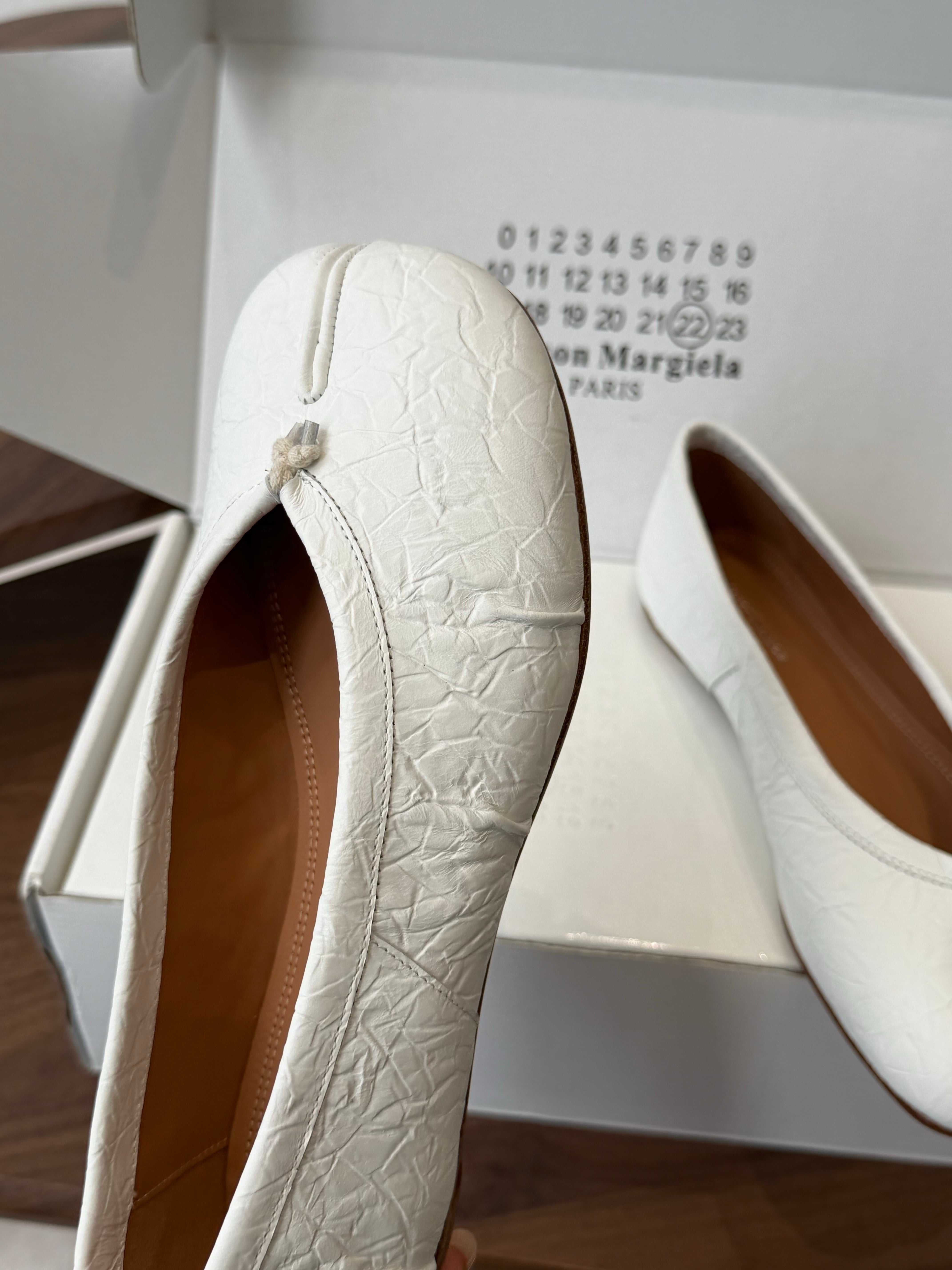 MM6 Split Toe Flat Heel White Textured Leather 890031
