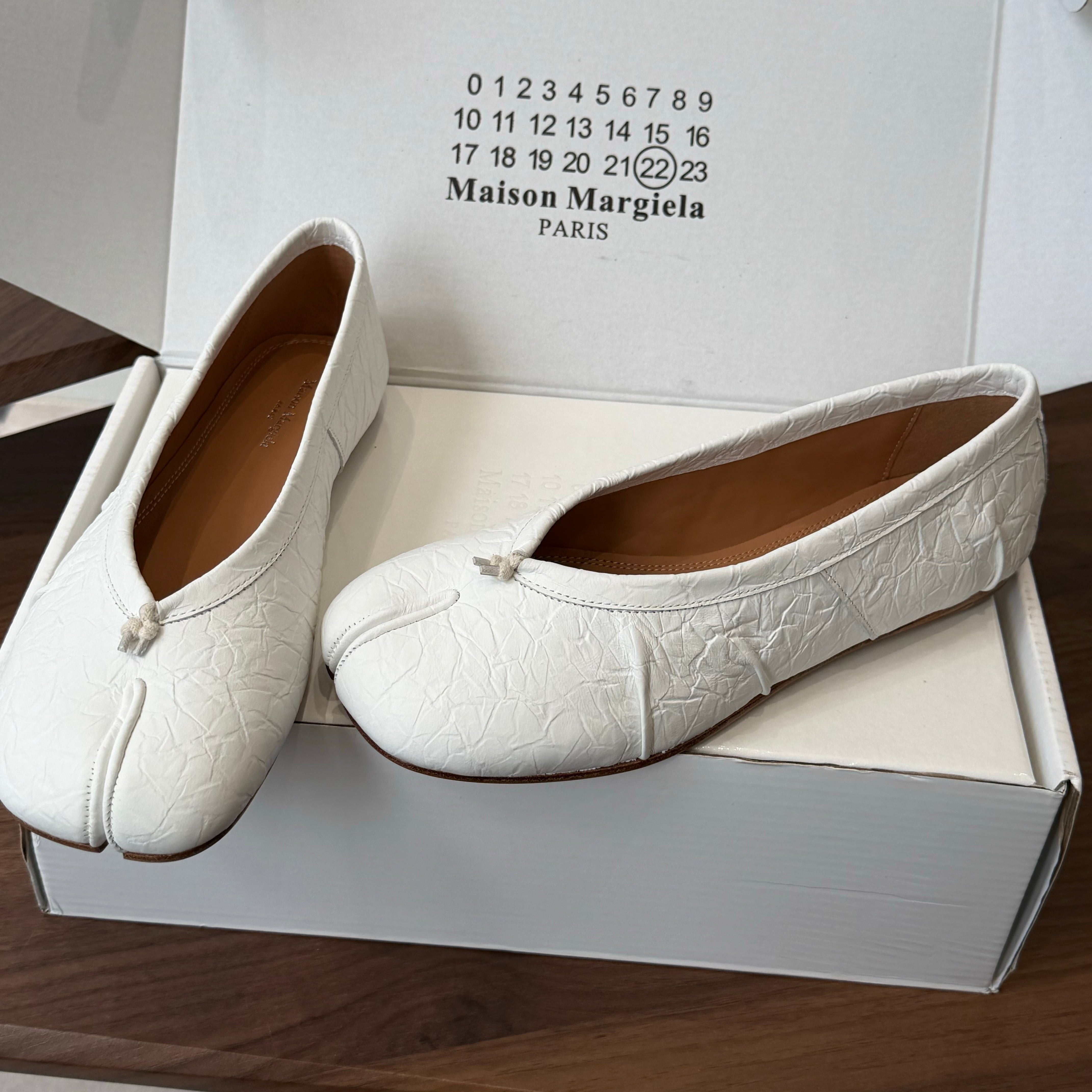 MM6 Split Toe Flat Heel White Textured Leather 890031