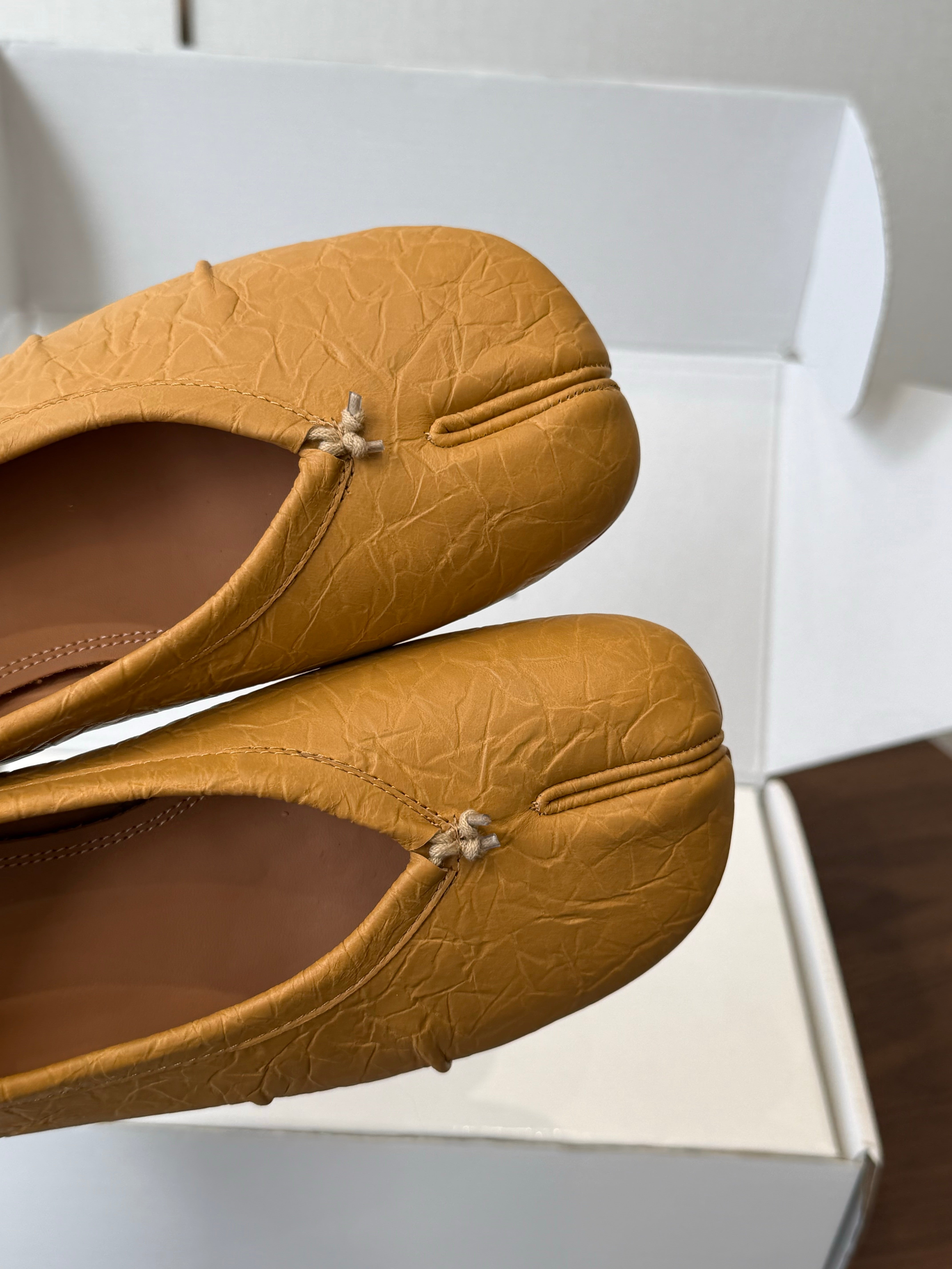 MM6 Split Toe Low Heel 3cm Tan Textured Leather 890032