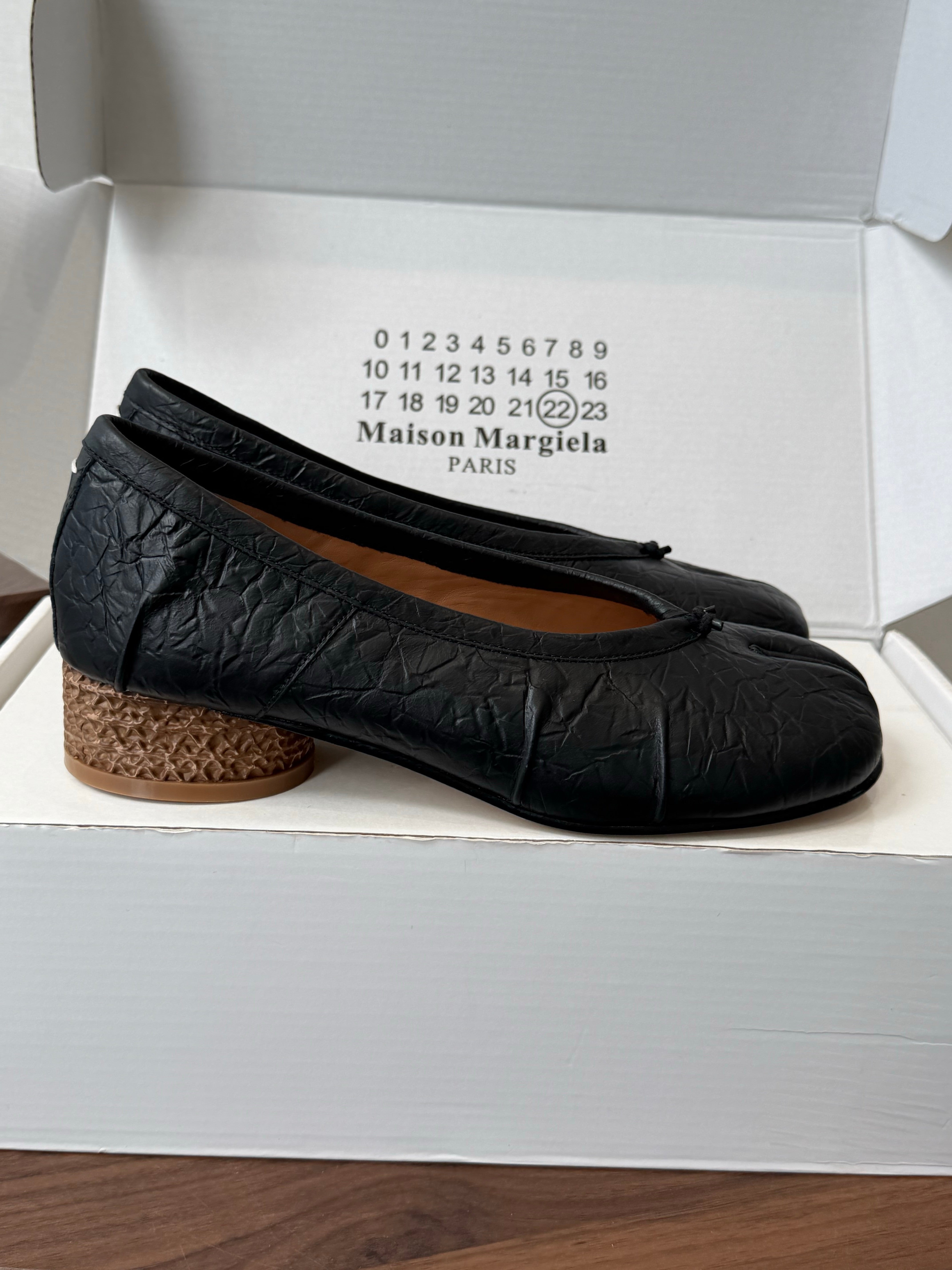 MM6 Split Toe Low Heel 3cm Black Textured Leather 890033