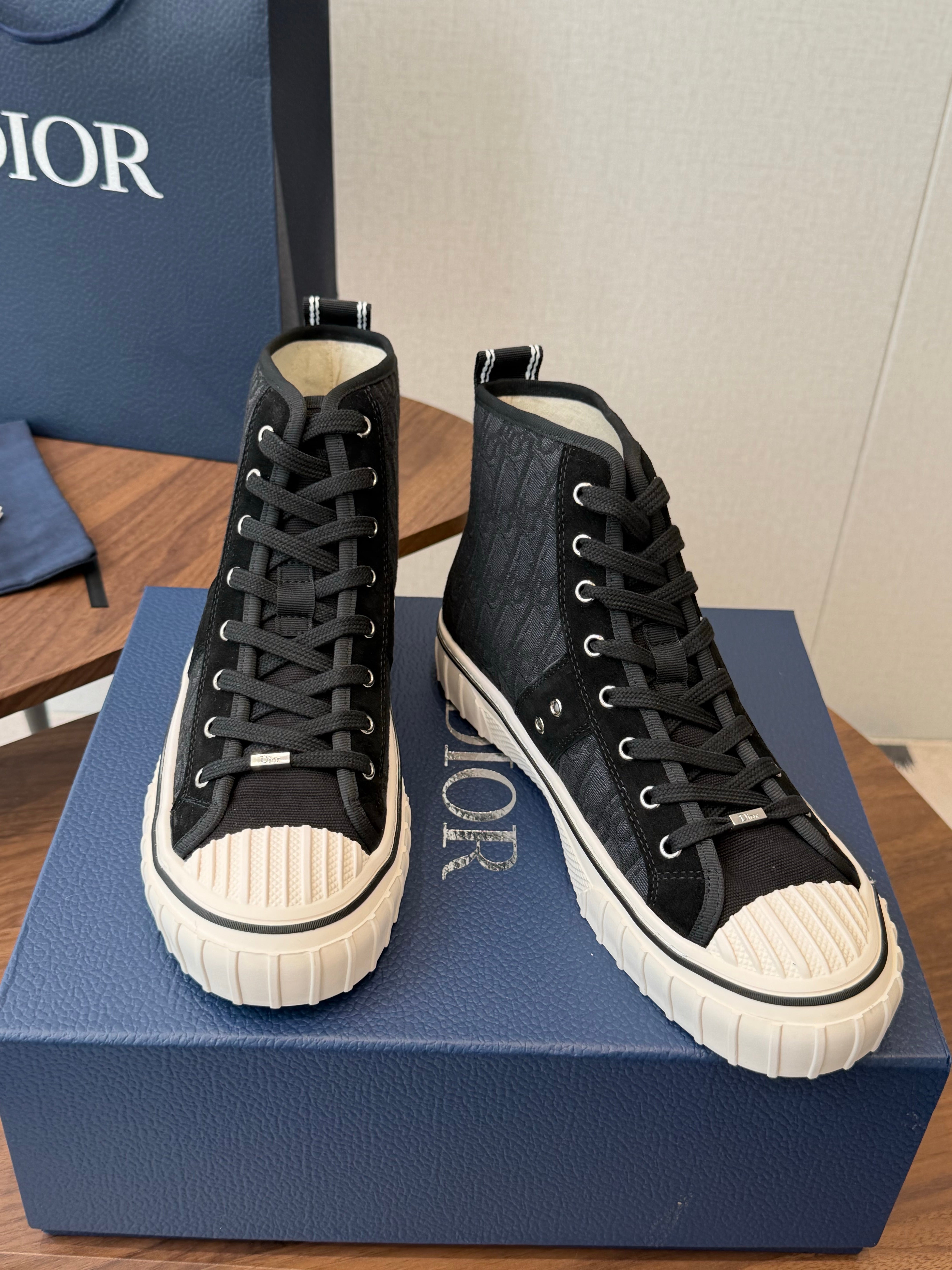 CD 26s Hooper Hight-Top Sneaker Black Canvas 940261