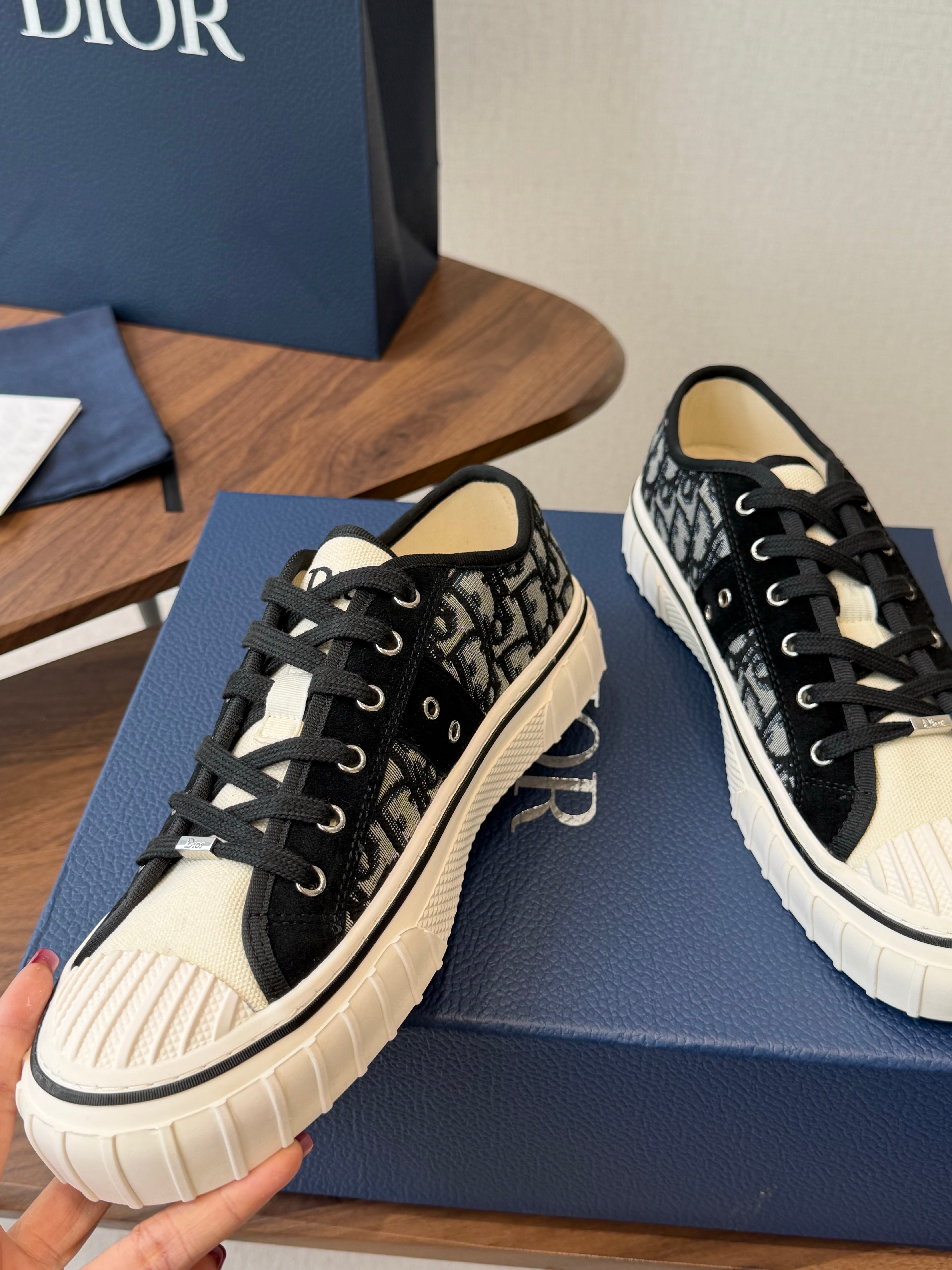 CD 26s Hooper Low-Top Sneaker Black Beige Canvas 940263