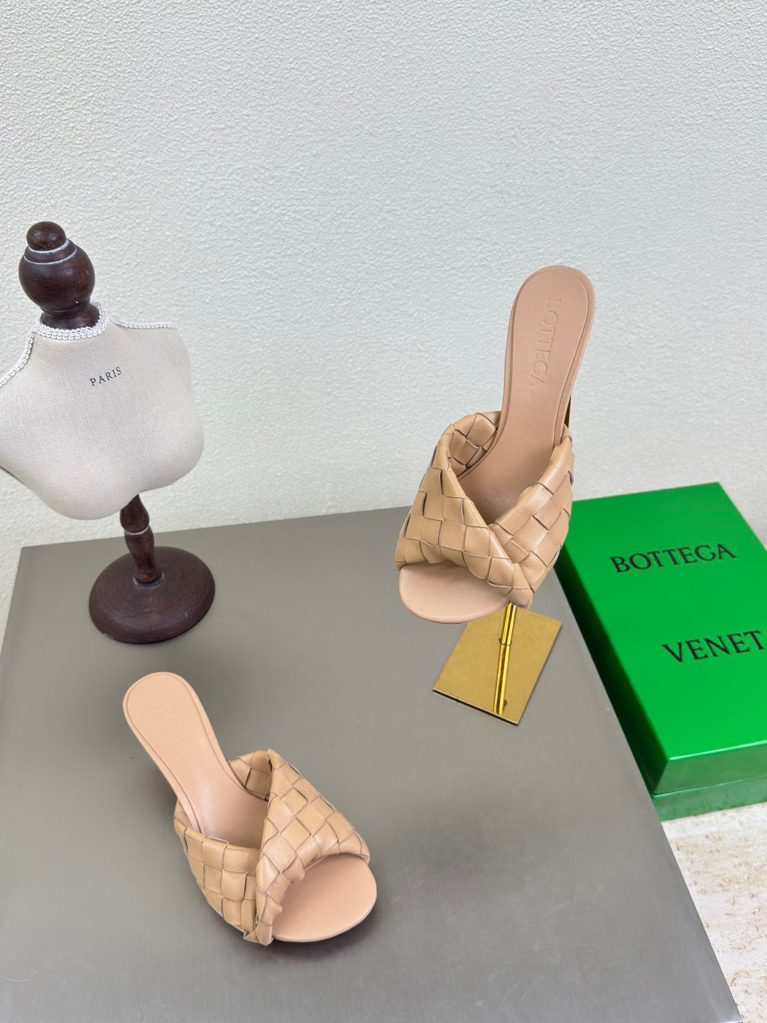 BV Blink Mule 5cm Buff Beige Intrecciato Leather