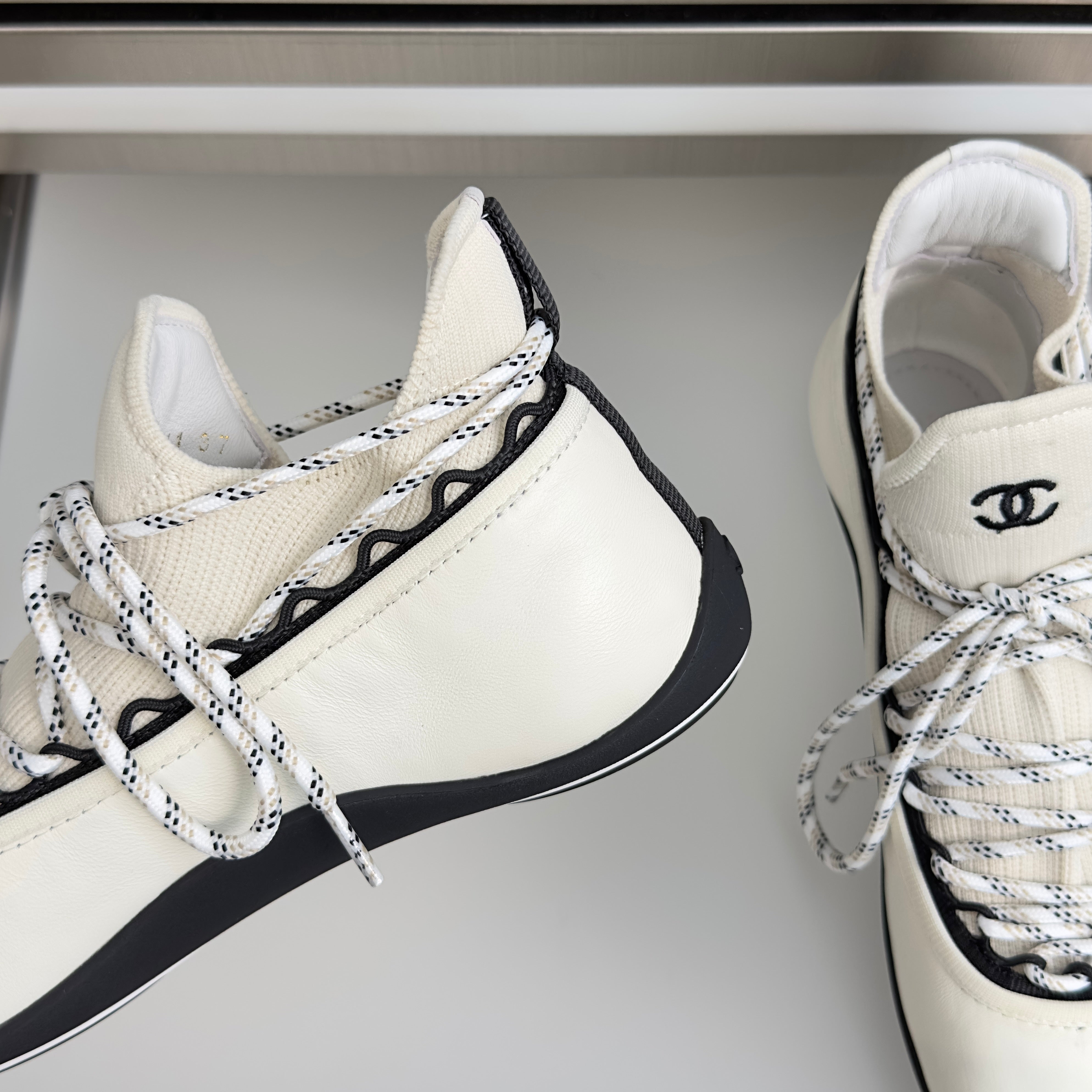CC 26s Métiers d’art 2026 Sneakers White Sheepskin Fibers 869407