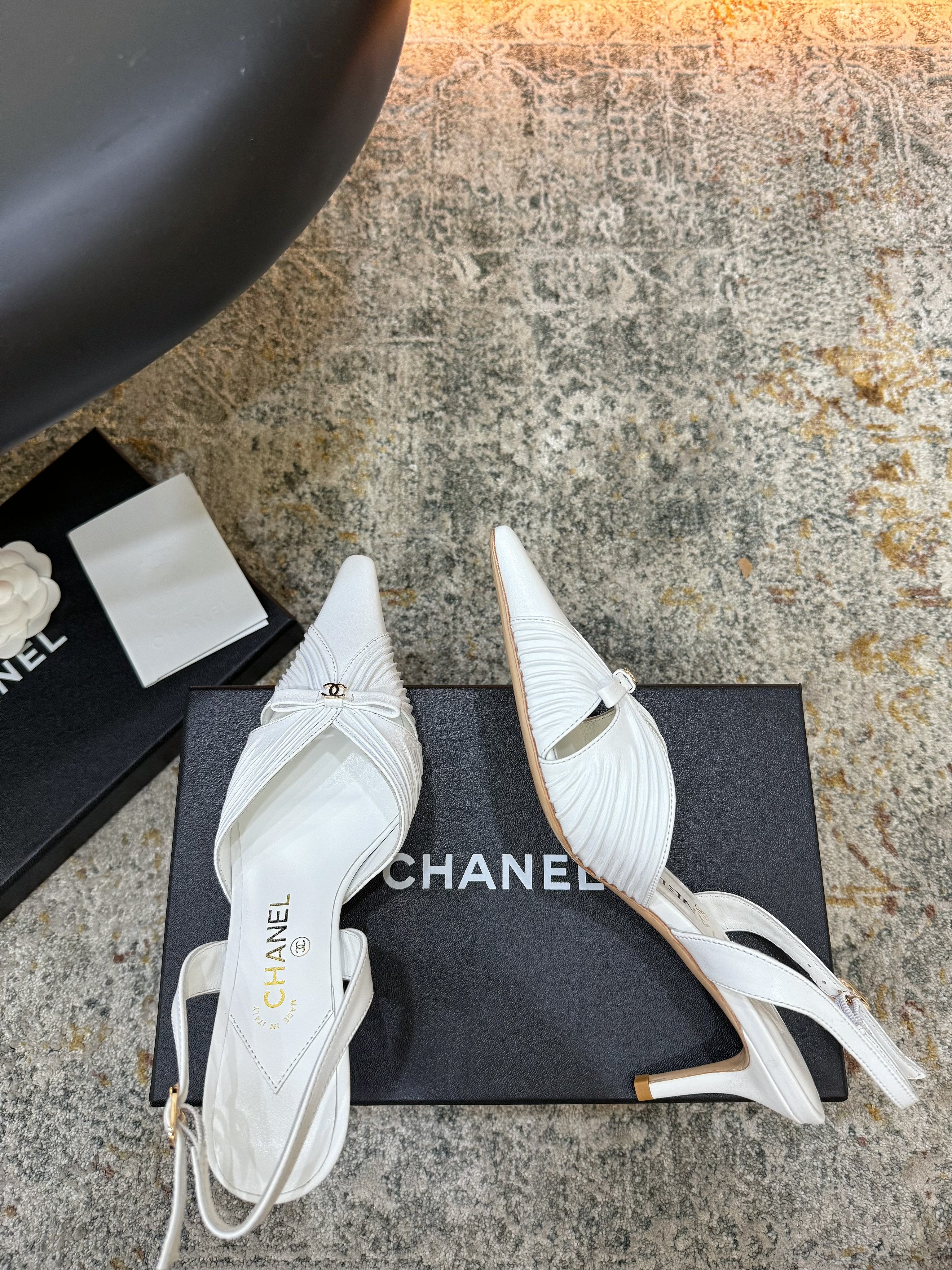 CC 26 𝑭𝑾 Pointed Toe Back Strap Slingback 6.5cm White Sheepskin 892576