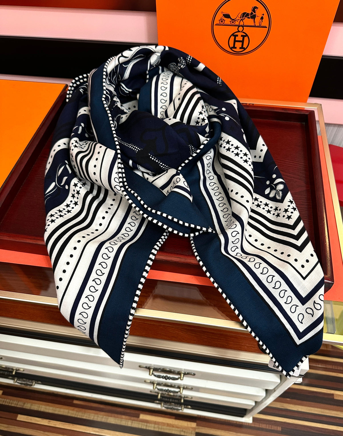 HM 26s Scarf 140 In Cashmere And Silk 476084