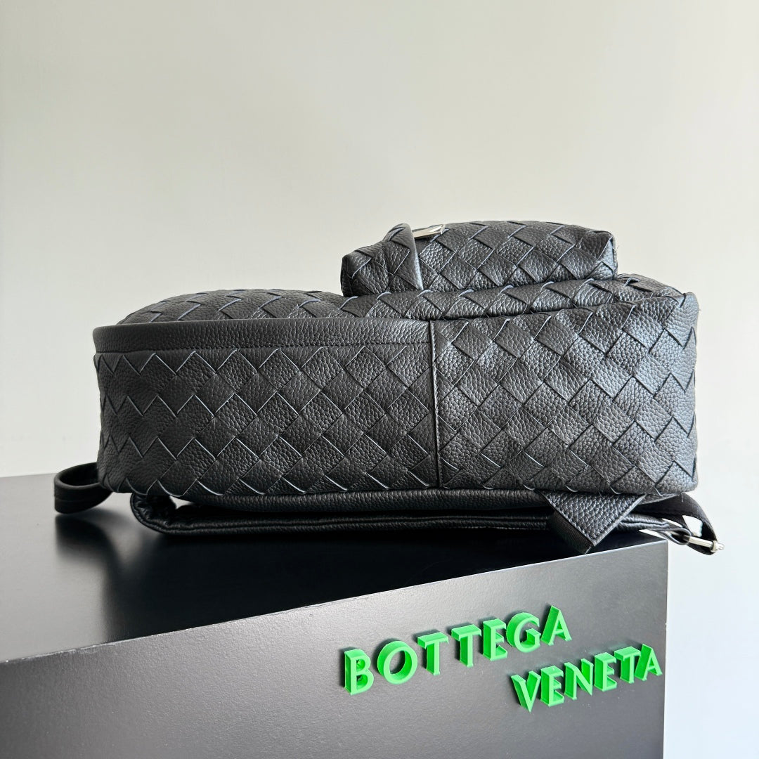 BV 25 Backpack Black Intrecciato Grained Leather