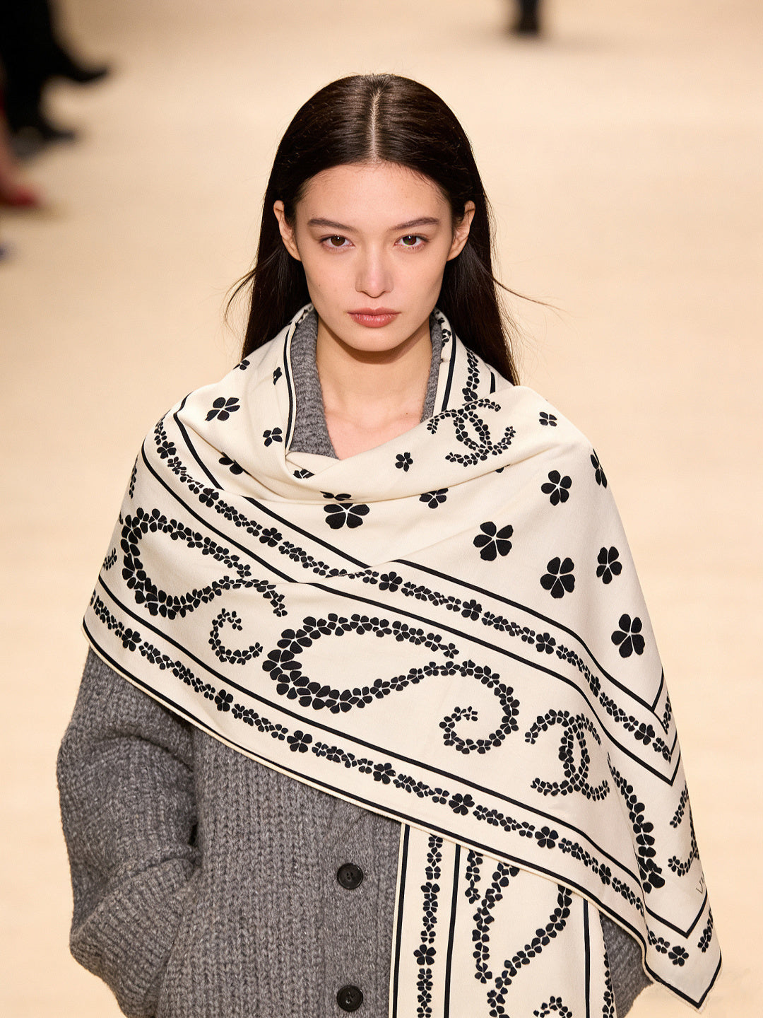 CC Double-Sided Scarf 135cm White Mulberry Silk Cashmere 153153