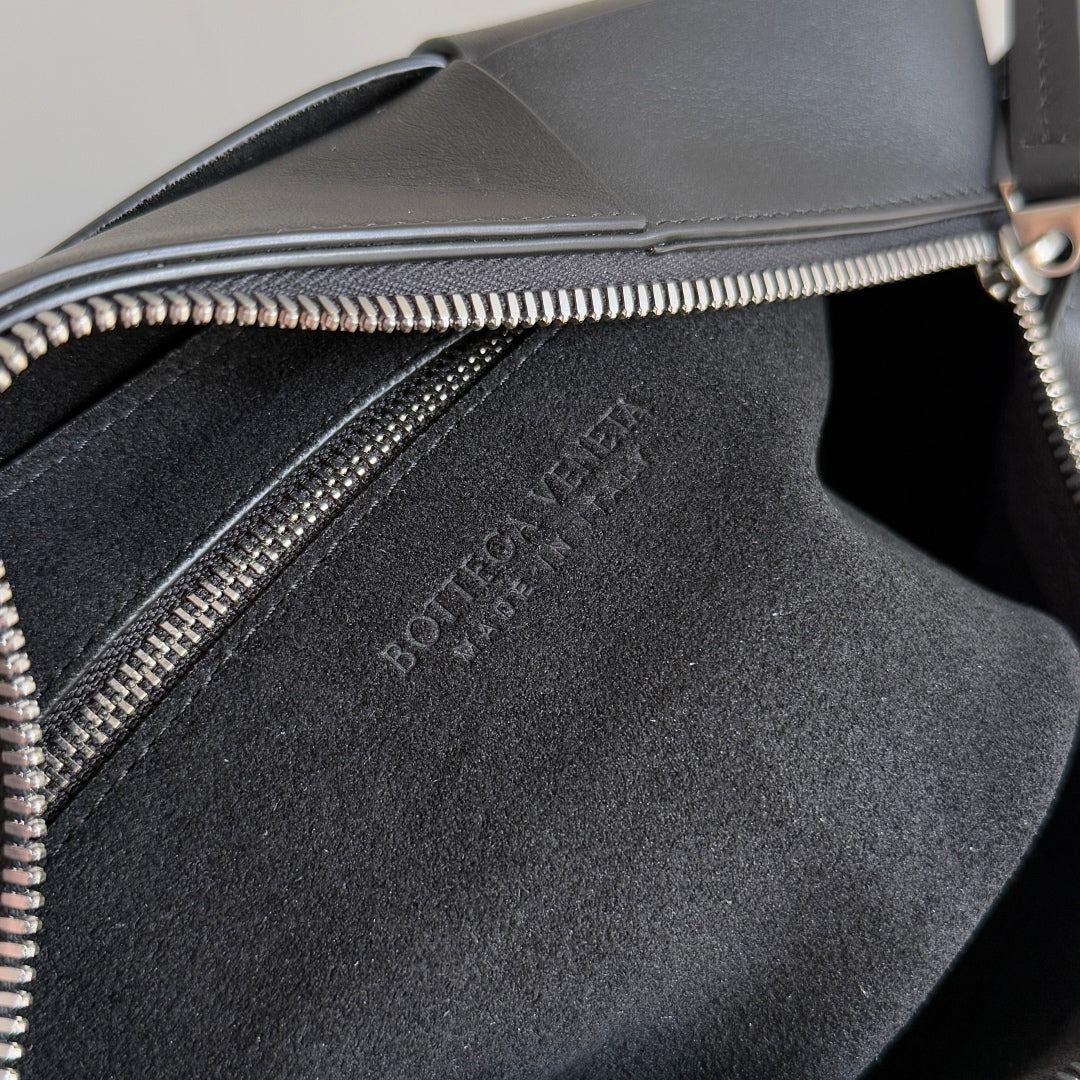 BV 25 Arco Camera Bag 28cm Black Leather