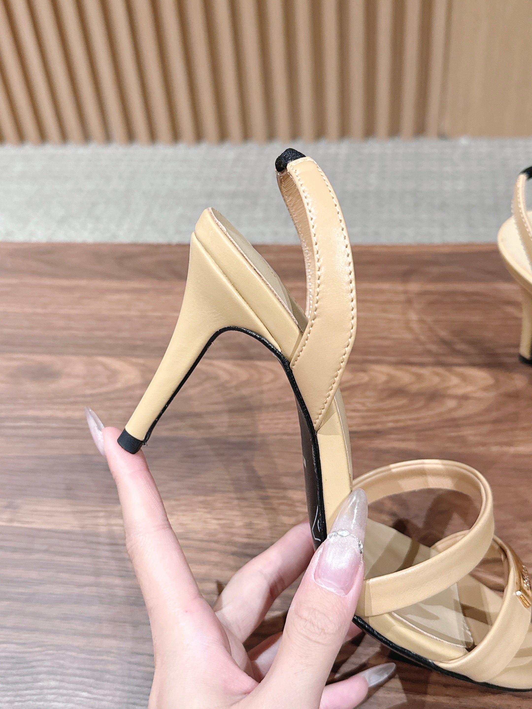 CC 26SS Sandal 8.5cm Beige Elephant Leather 692565