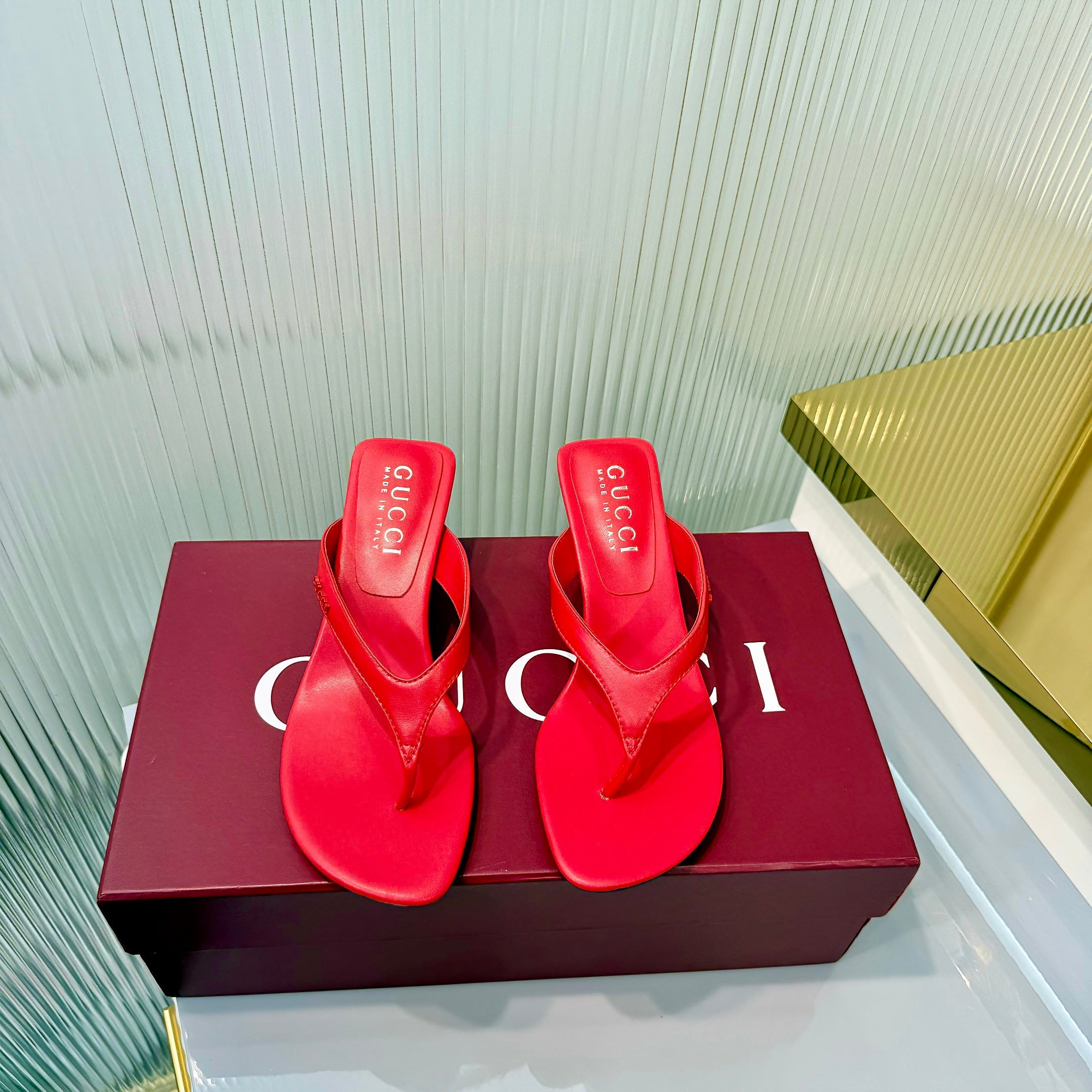 GG Vittoria Thong Sandals Red Leather 714885