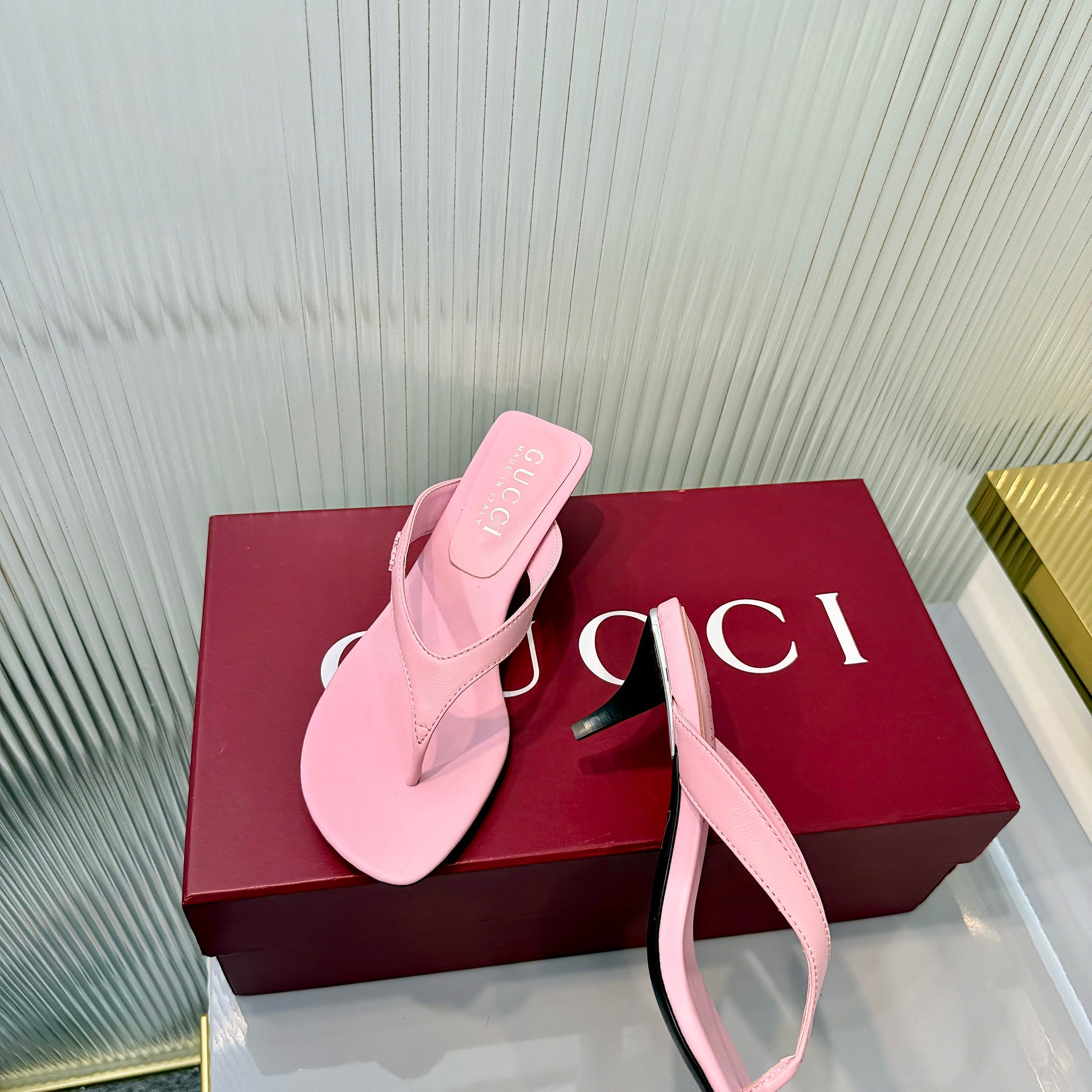 GG Vittoria Thong Sandals Light Pink Leather 714888