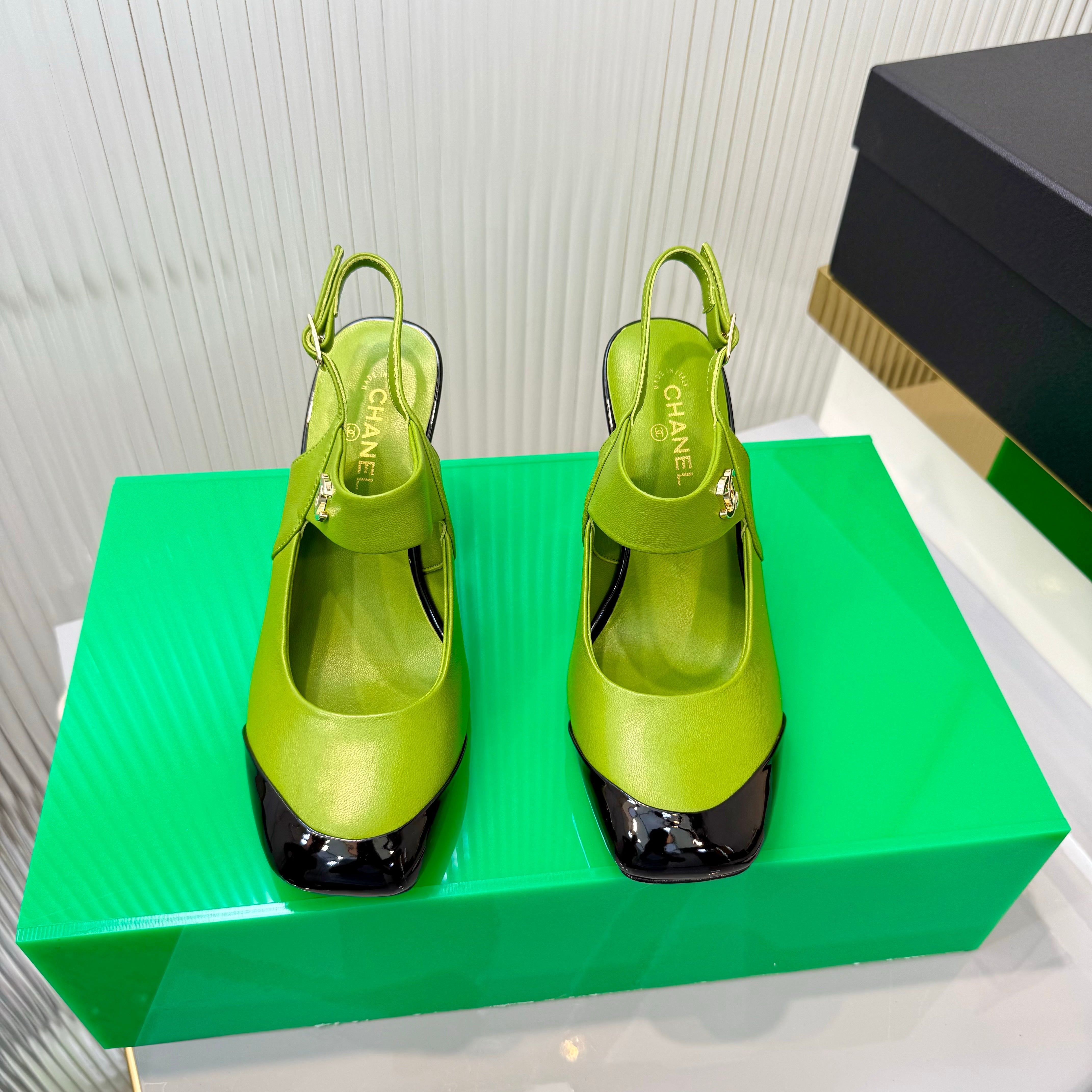 CC 26s Slingback 8.5cm Black Green Lambskin Patent Leather 924362