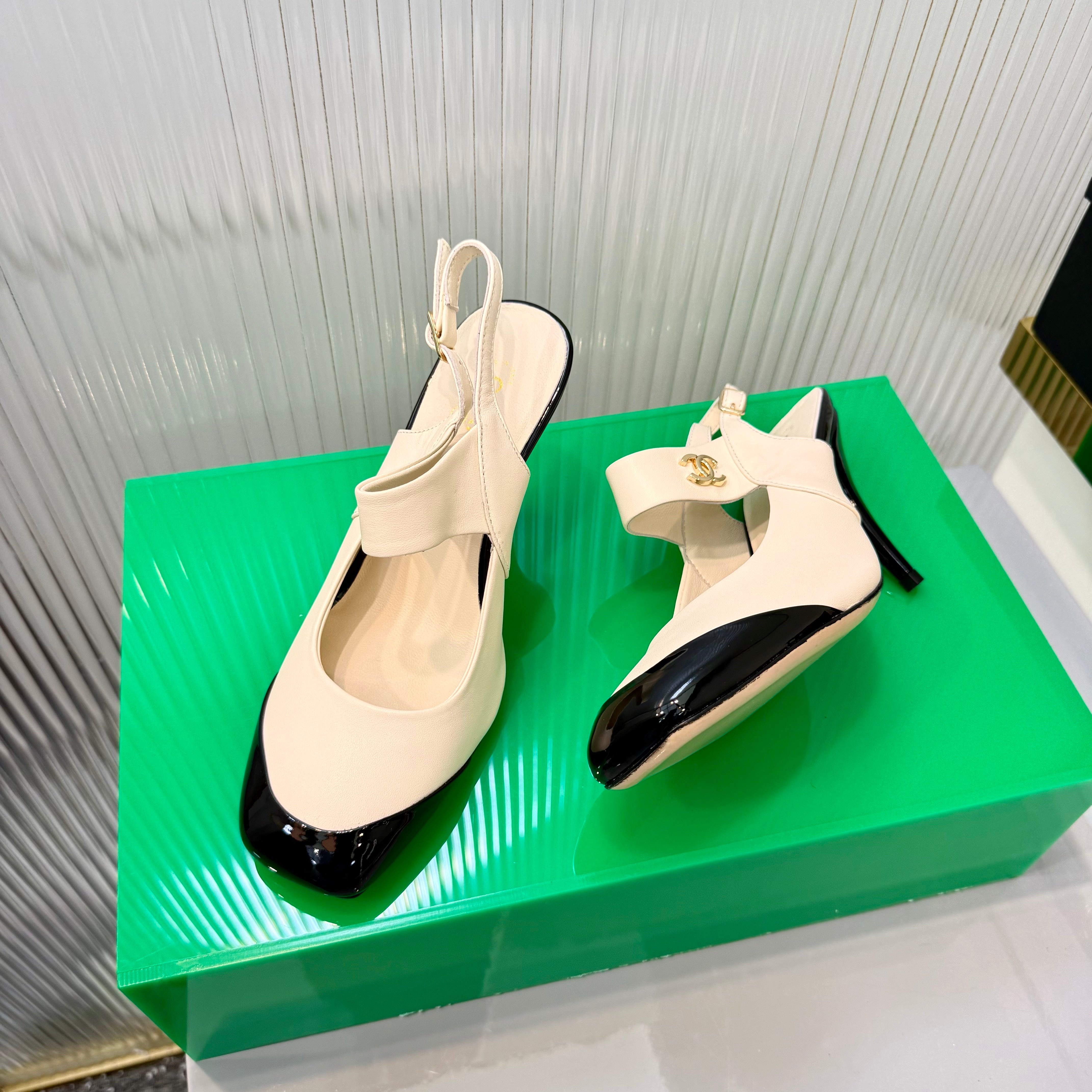 CC 26s Slingback 8.5cm Black Cream Lambskin Patent Leather 924363
