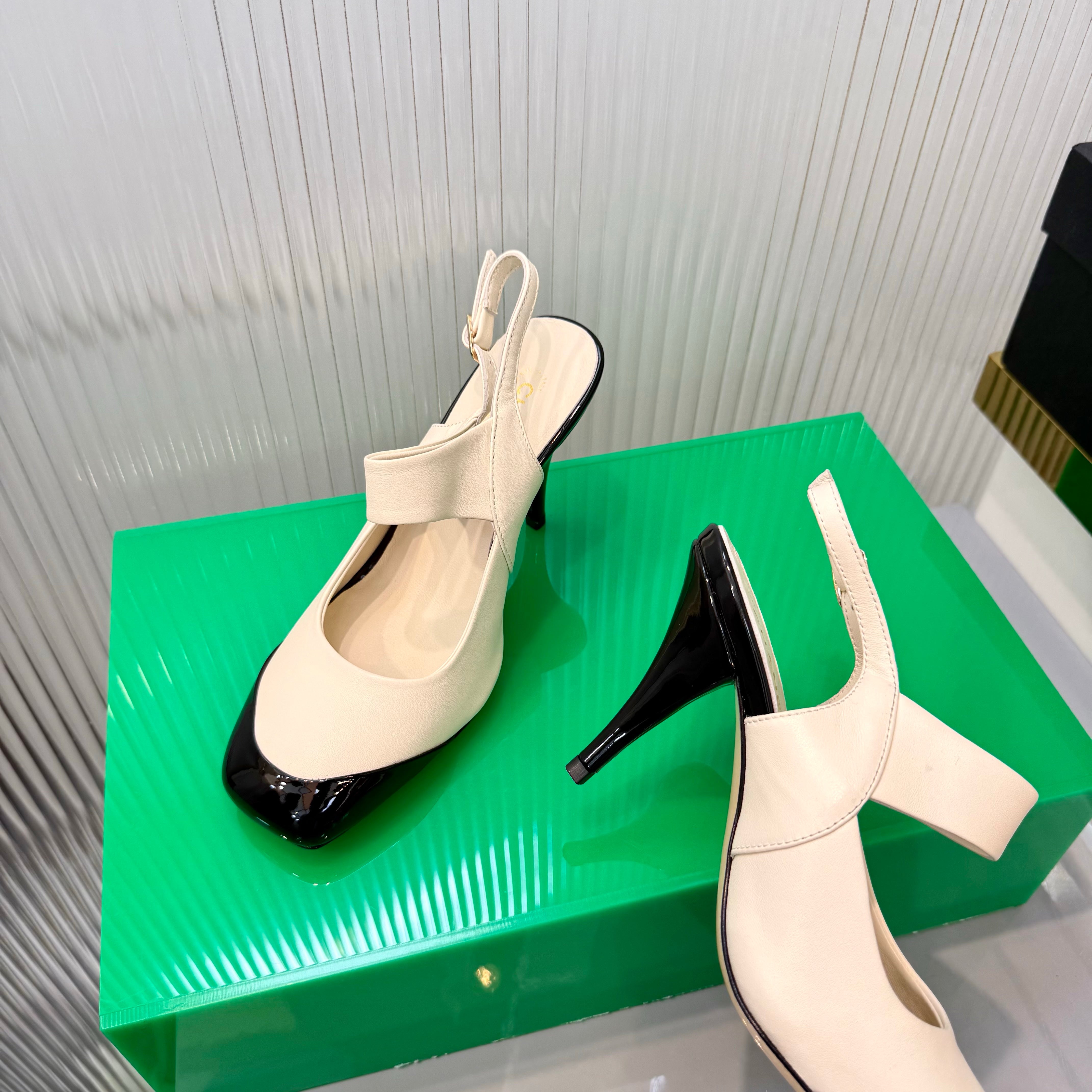 CC 26s Slingback 8.5cm Black Cream Lambskin Patent Leather 924363