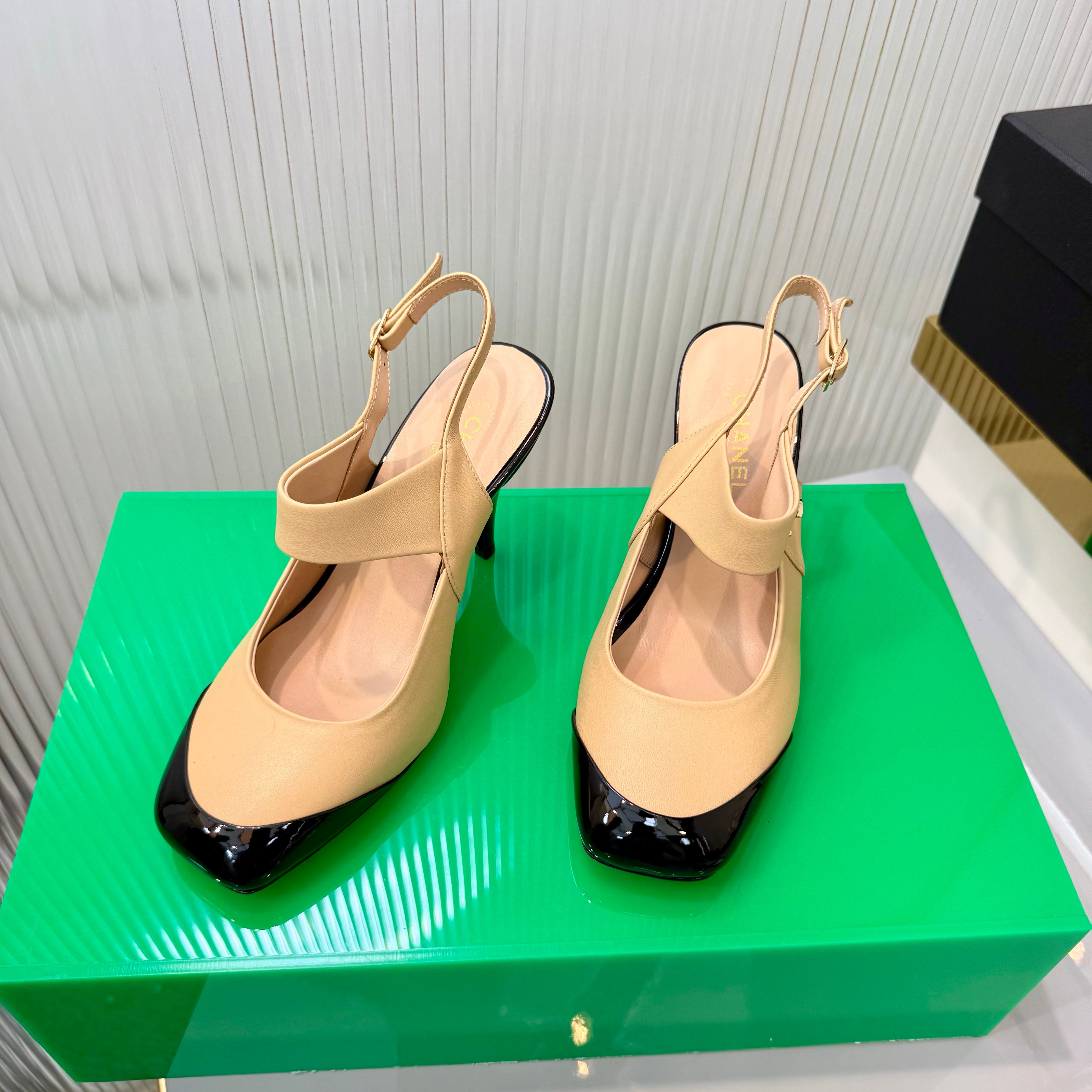 CC 26s Slingback 8.5cm Black Beige Lambskin Patent Leather 924364