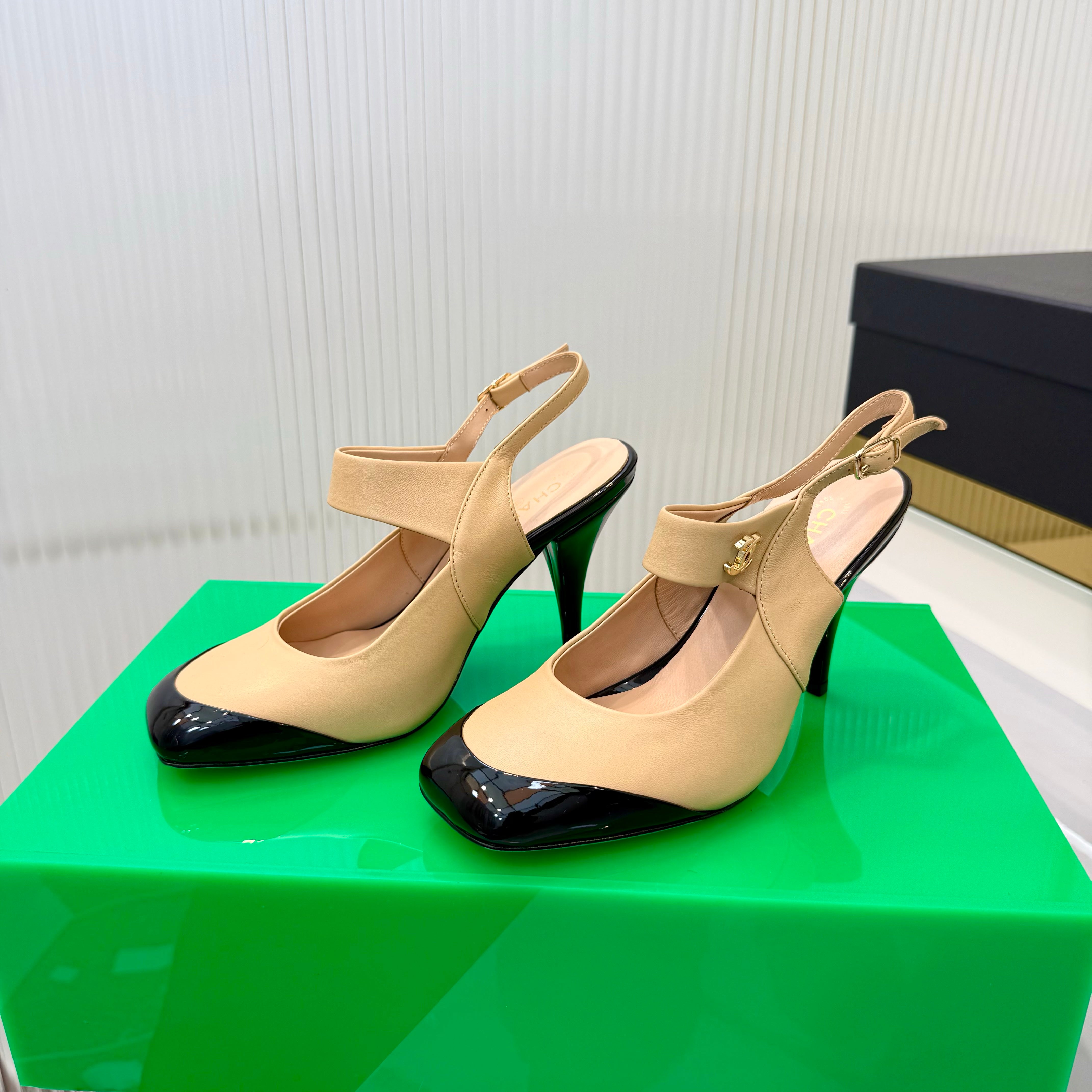 CC 26s Slingback 8.5cm Black Beige Lambskin Patent Leather 924364