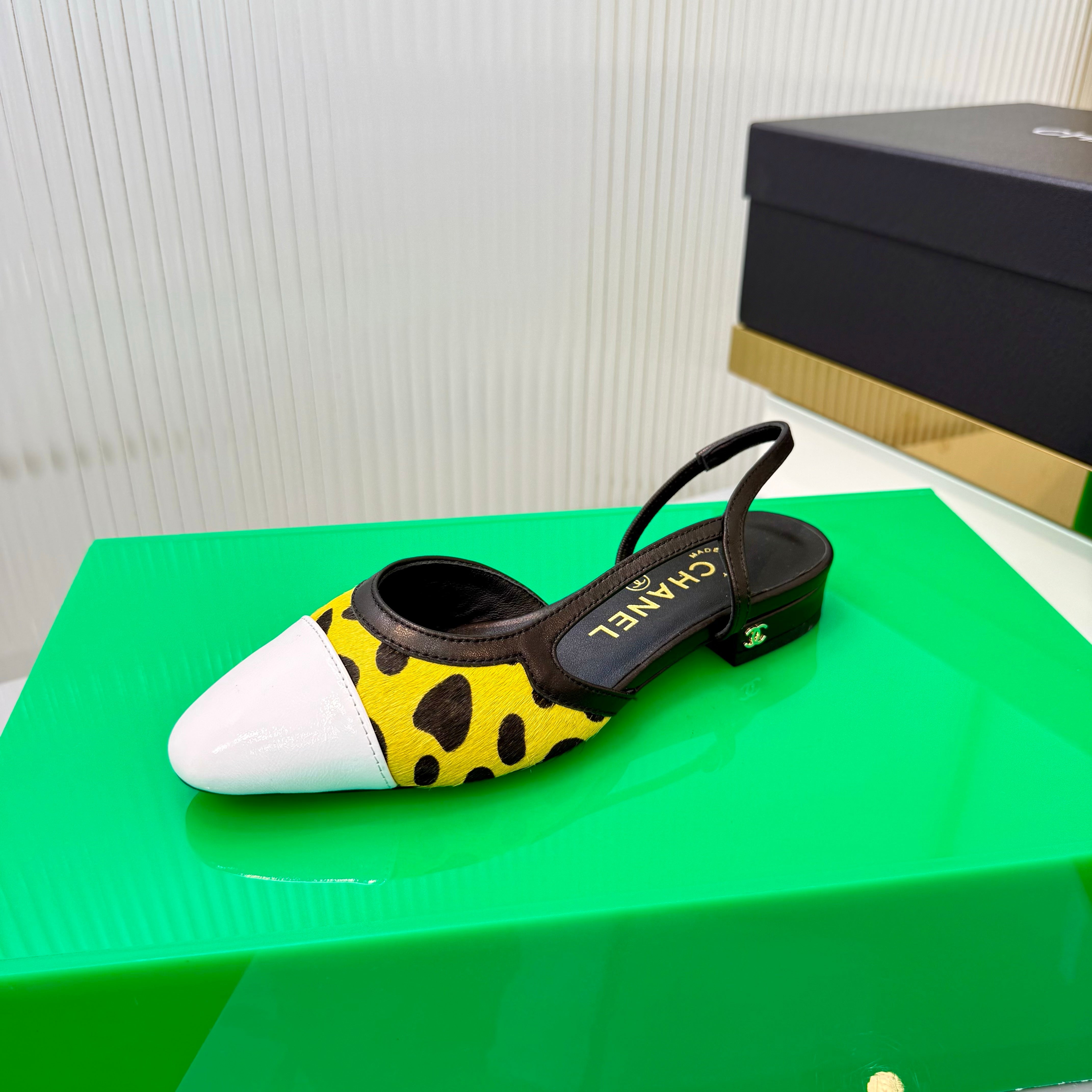 CC Slingback Flat White Yellow Leopard-Print Leather 923832
