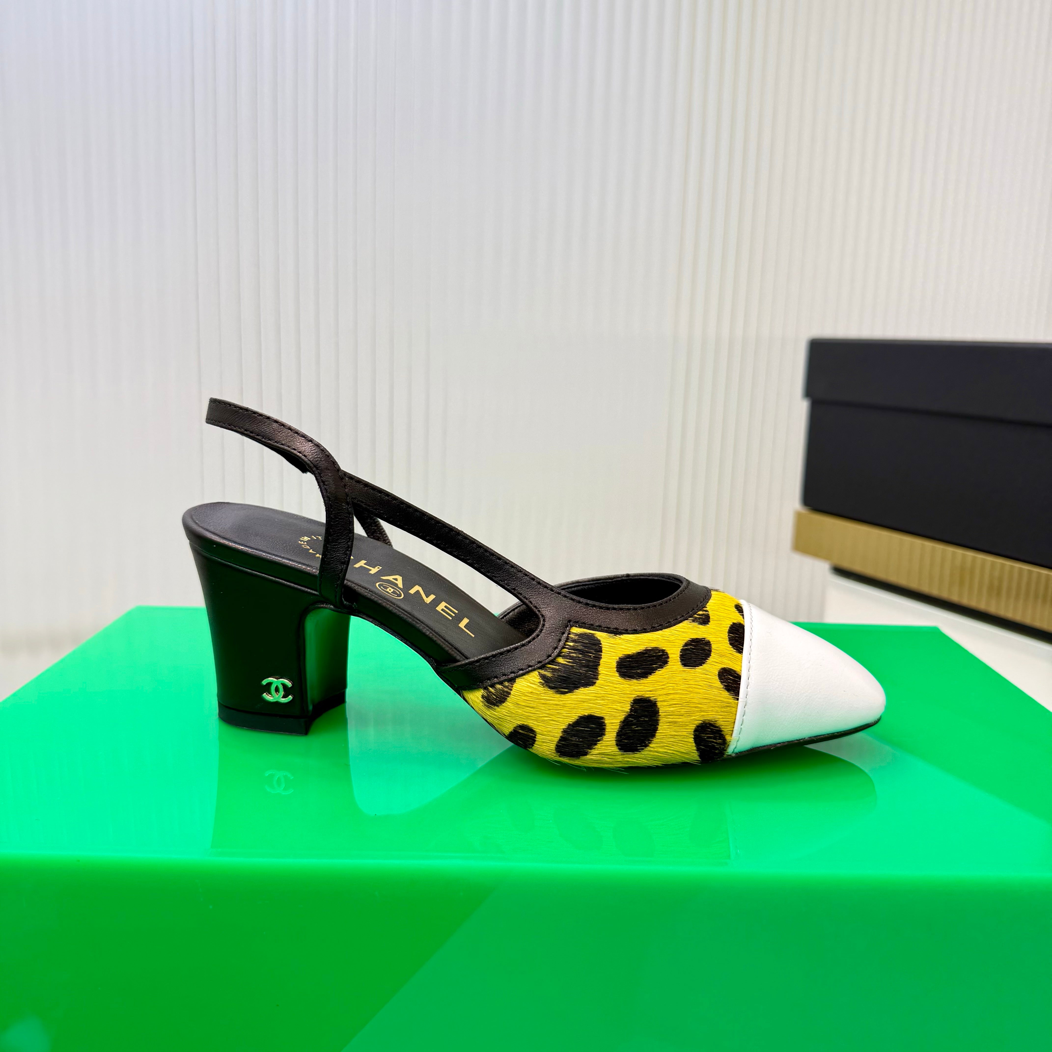 CC Slingback 6.5cm White Yellow Leopard-Print Leather 923841