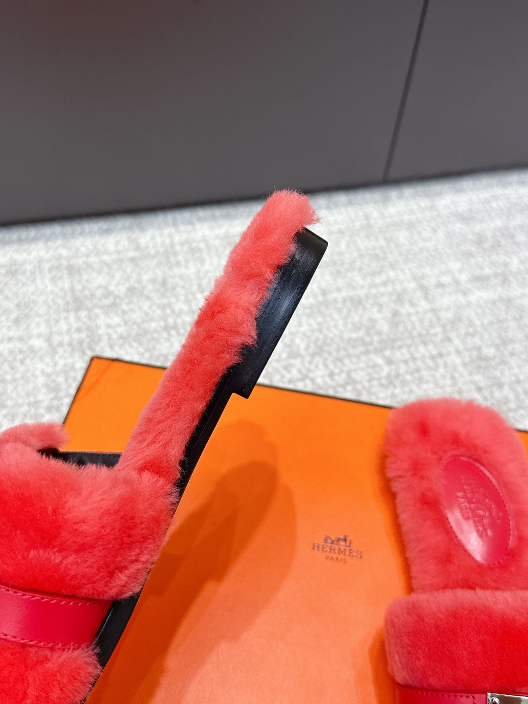 HM 25s Slipper with Buckle Red Fur 462200