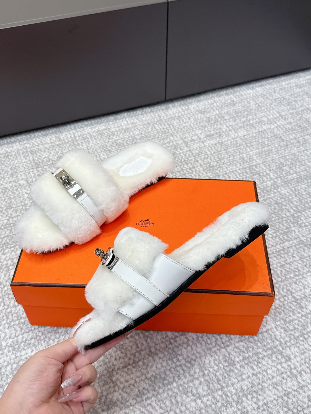 HM 25s Slipper with Buckle White Fur 462202