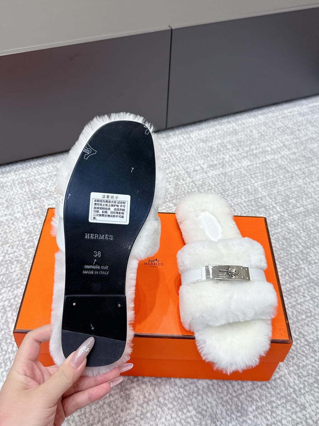 HM 25s Slipper with Buckle White Fur 462202