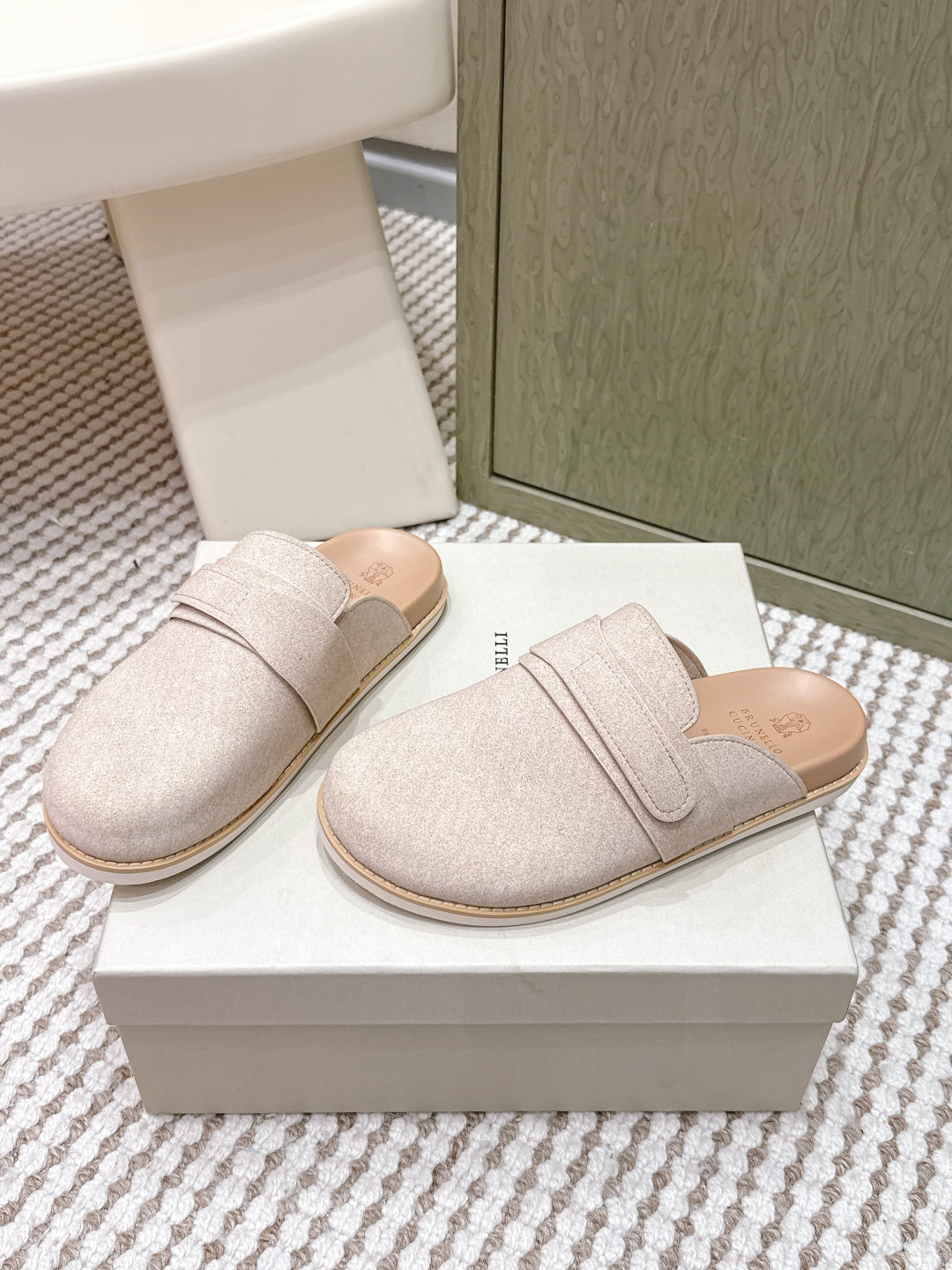 Brunello 26s Closed-Toe Men's Slippers Light Taupe Suede 612232