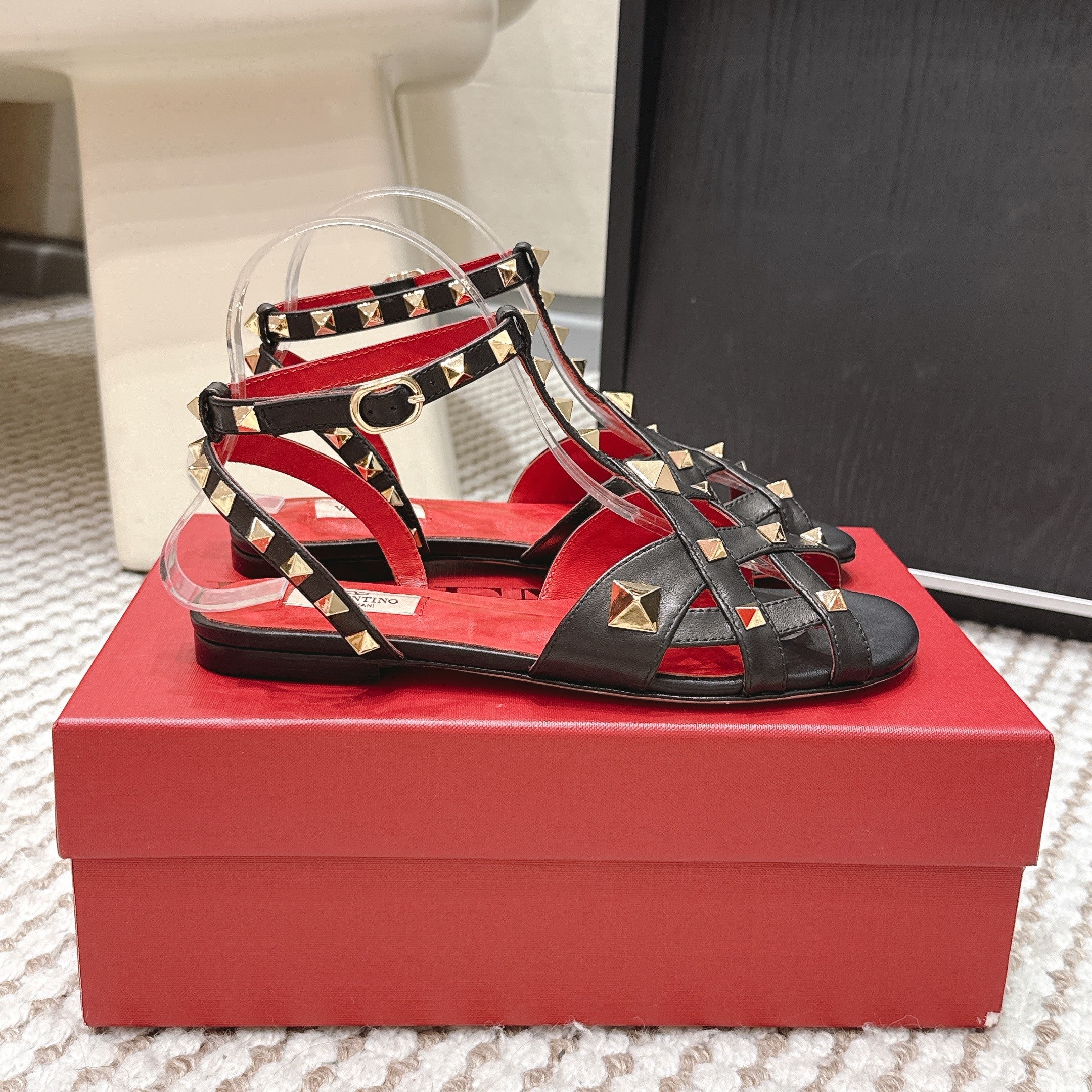 VT Studdy Leather Sandals Black Sheepskin 659265
